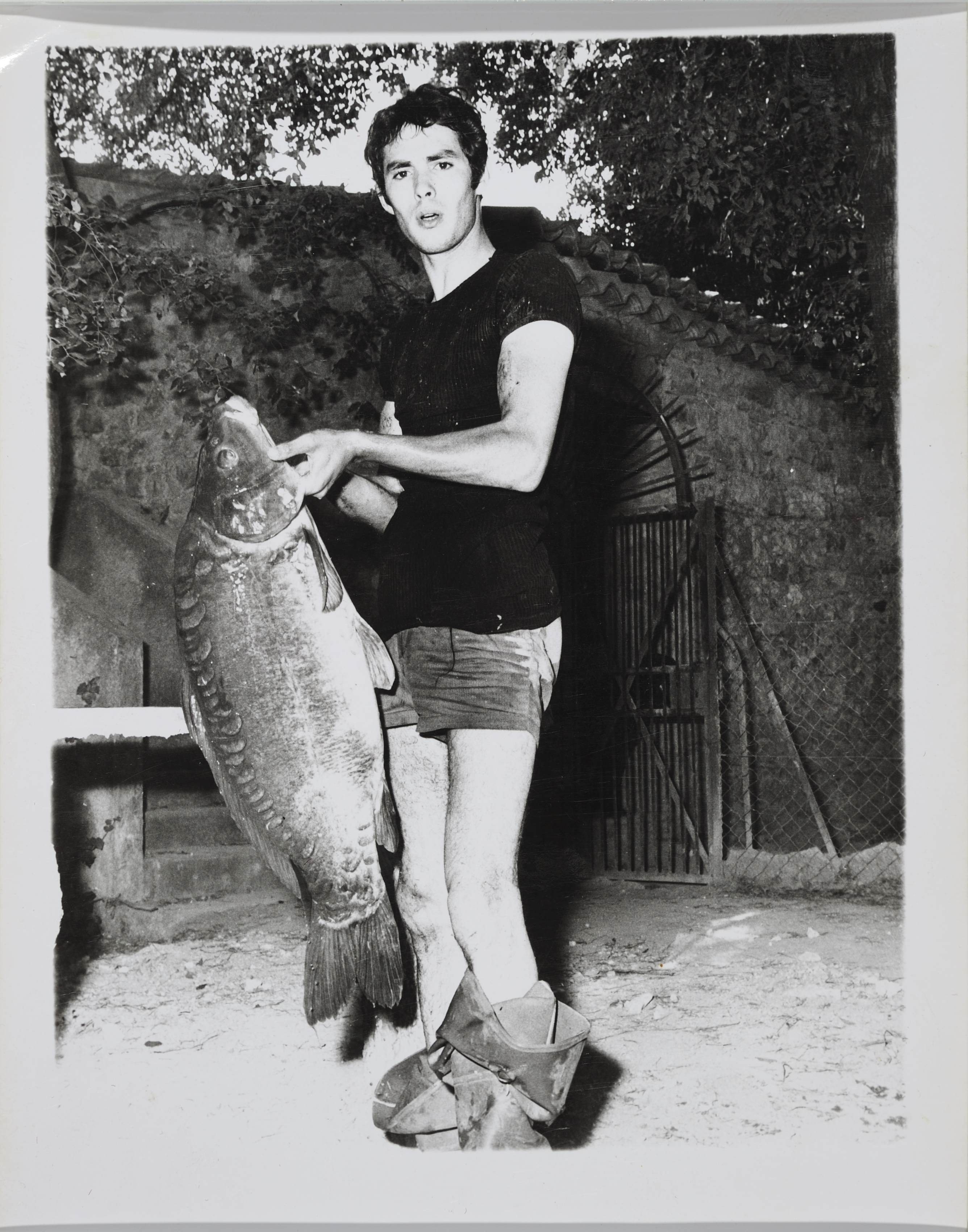 Pierre Clémenti et sa carpe, Hyères, 1965