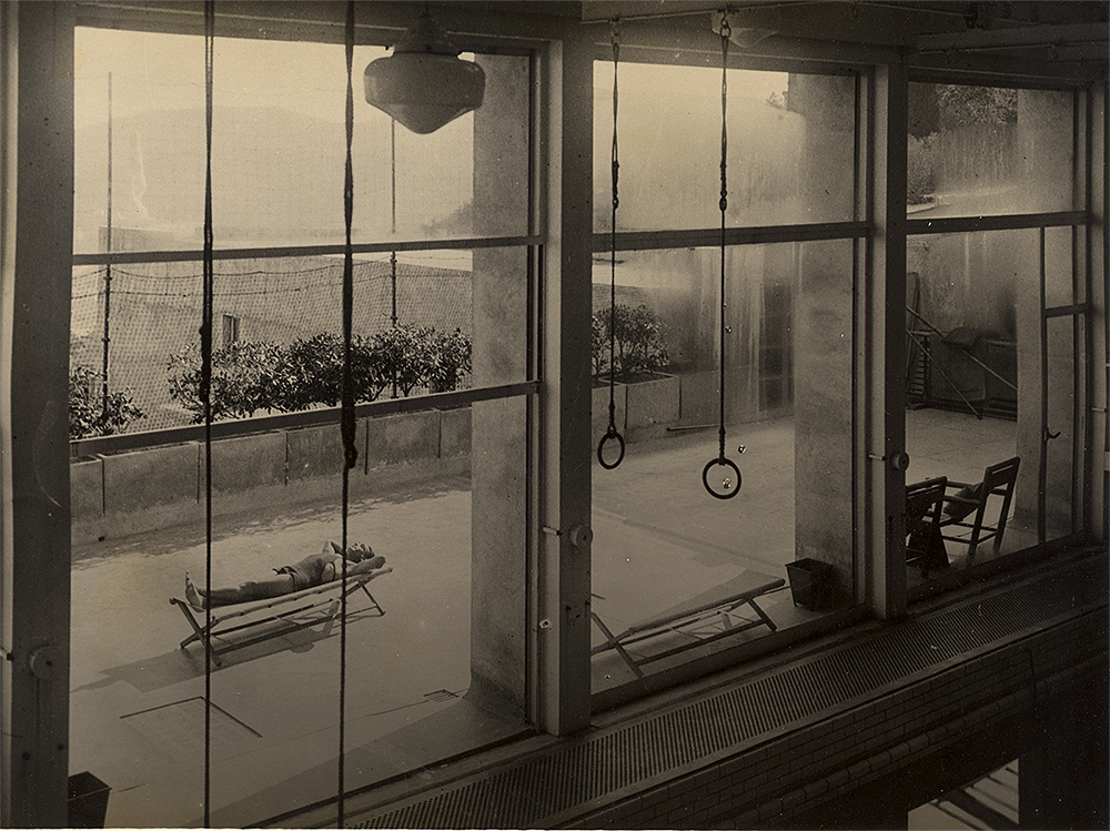 Studio Rey : vue de la piscine depuis le plongeoir, Hyères, 1929, tirage d’époque.