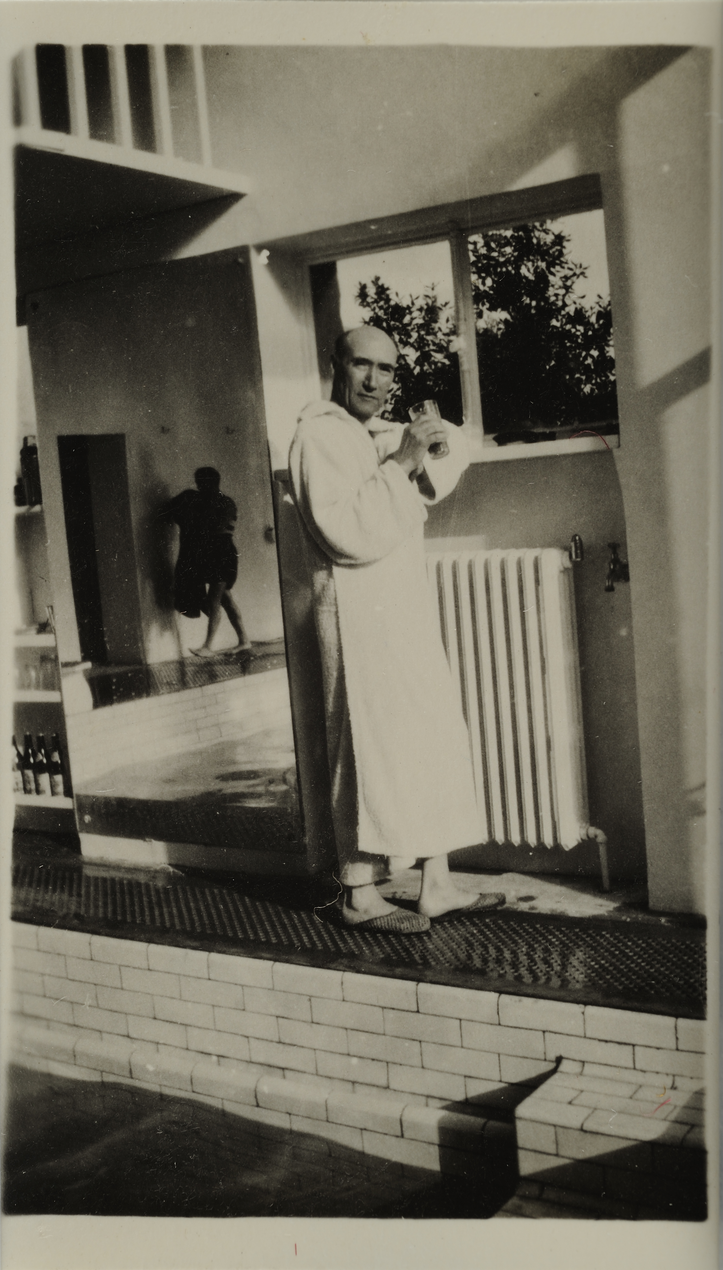 Marc Allégret : André Gide au bar de la piscine, Hyères, janvier 1930, tirage d’époque.