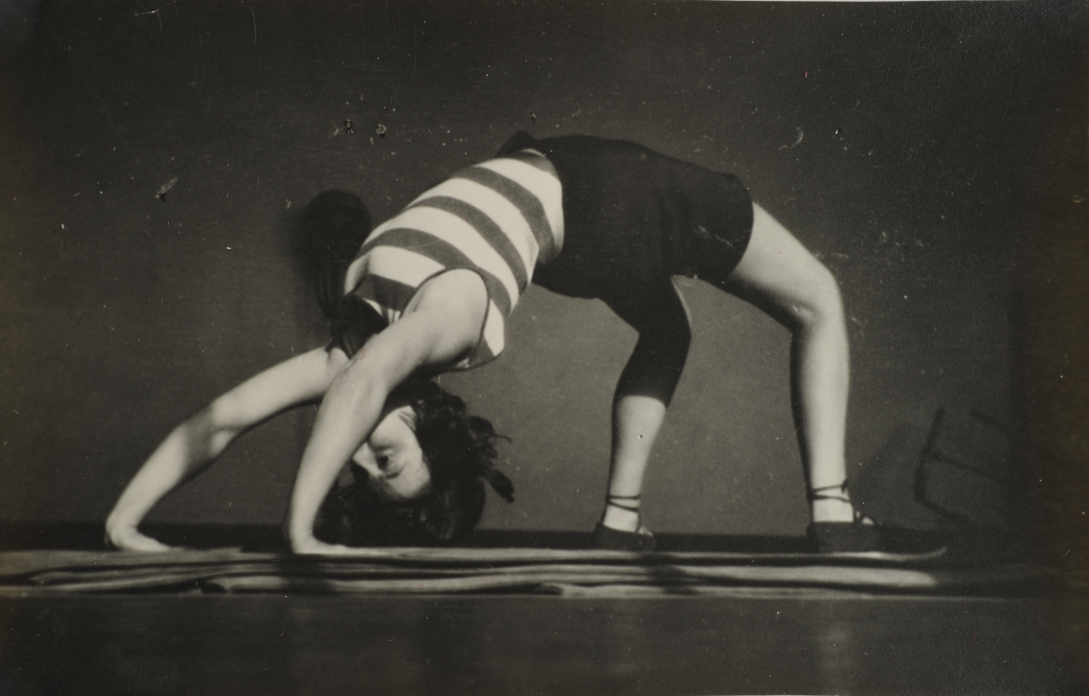 Marie-Laure de Noailles (?) faisant le pont, Hyères, ca. 1930, tirage d’époque.