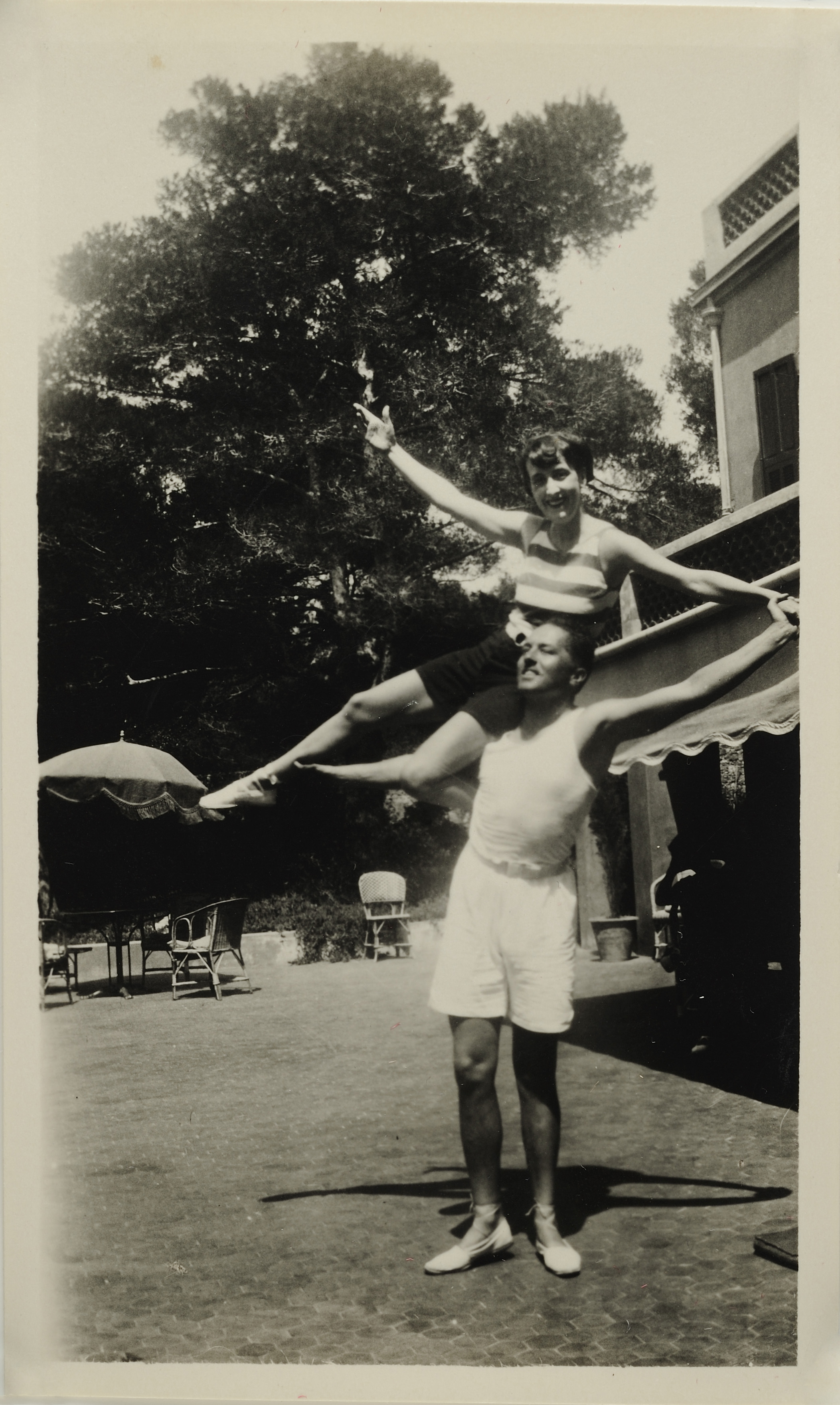 Charles et Marie-Laure de Noailles réalisant une acrobatie chez Denise et Édouard Bourdet, villa Blanche, La Seyne, 1928, tirage d’époque.