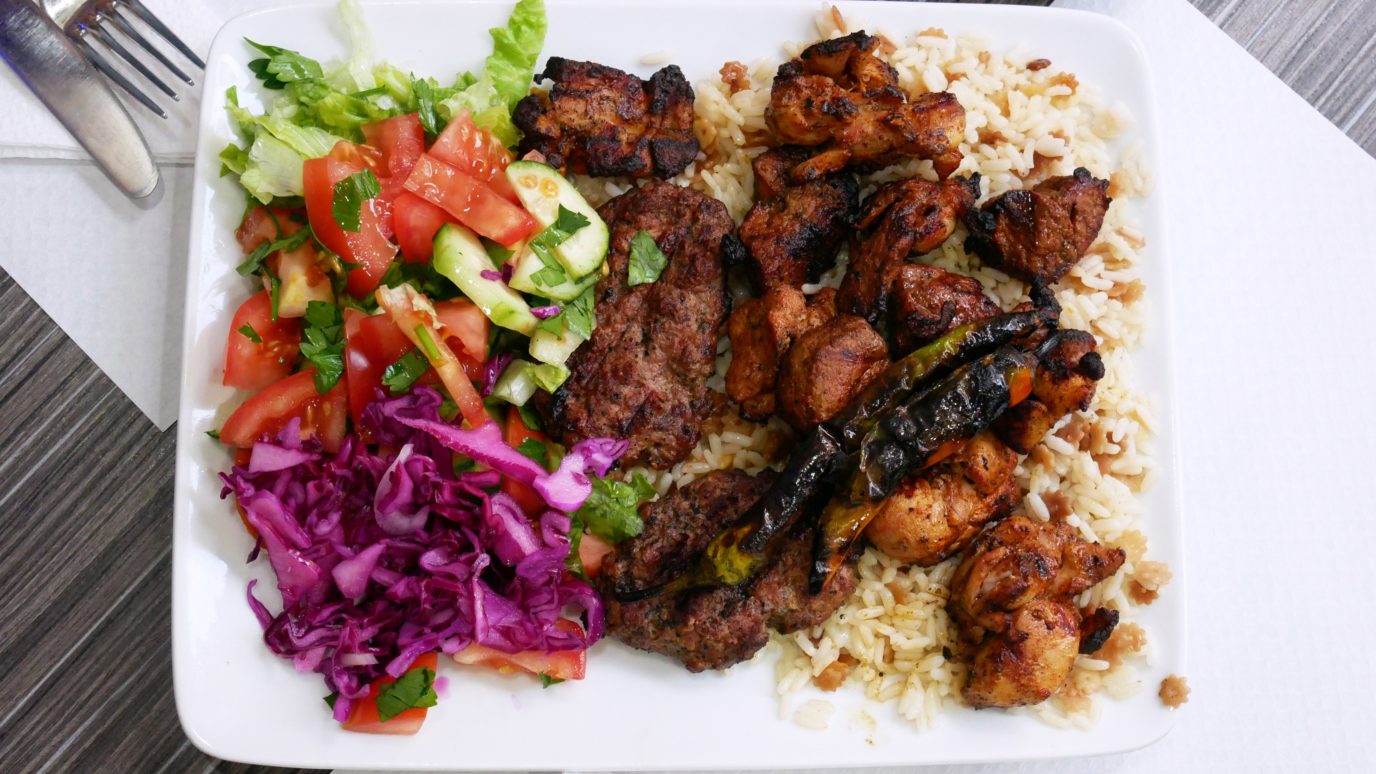 Pasa kabab di Milano: piatto misto di kebab e kofte