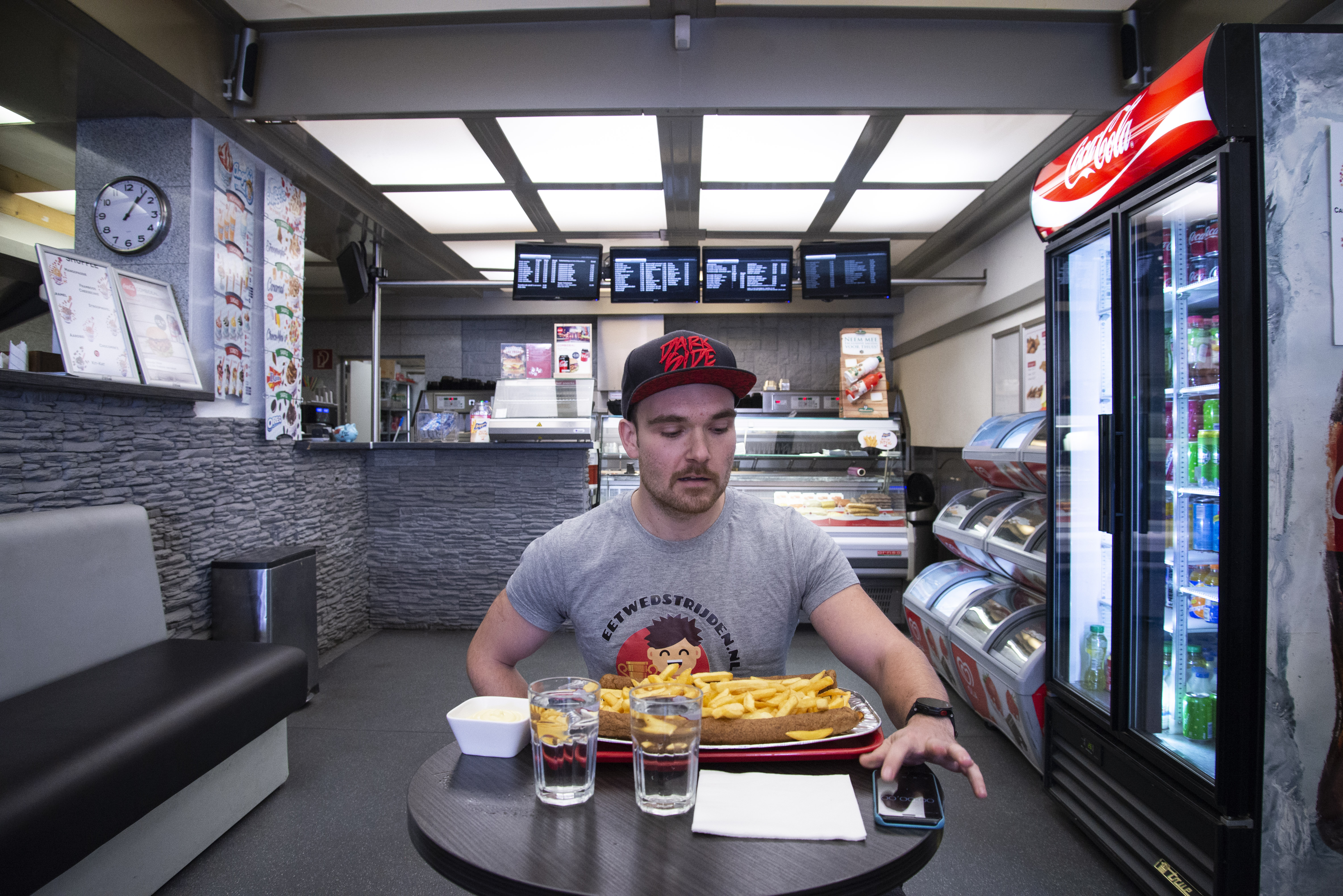 Rik Nauwelaerts wedstrijdeter frieten curryworst eten