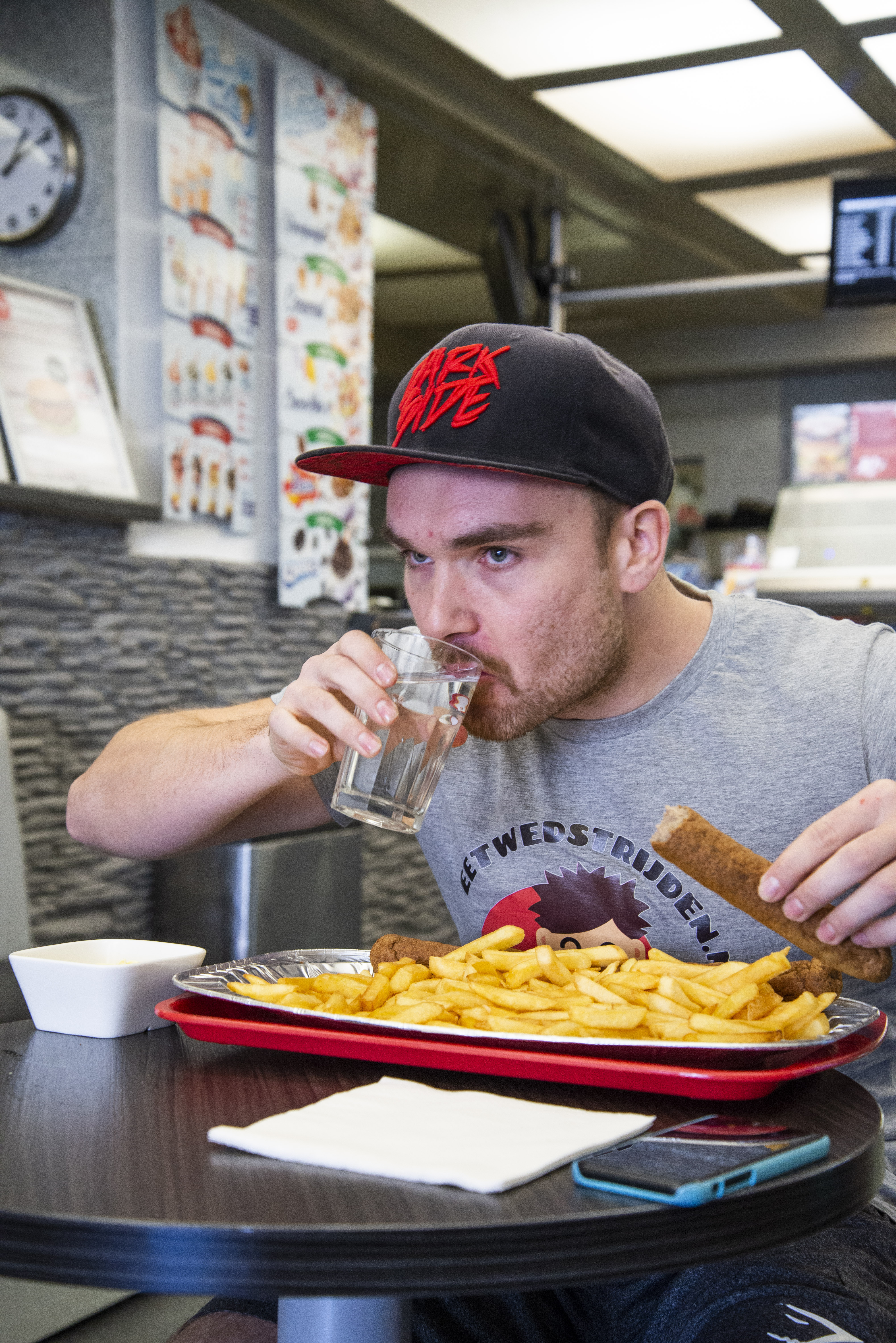 Rik Nauwelaerts wedstrijdeter frieten curryworst eten