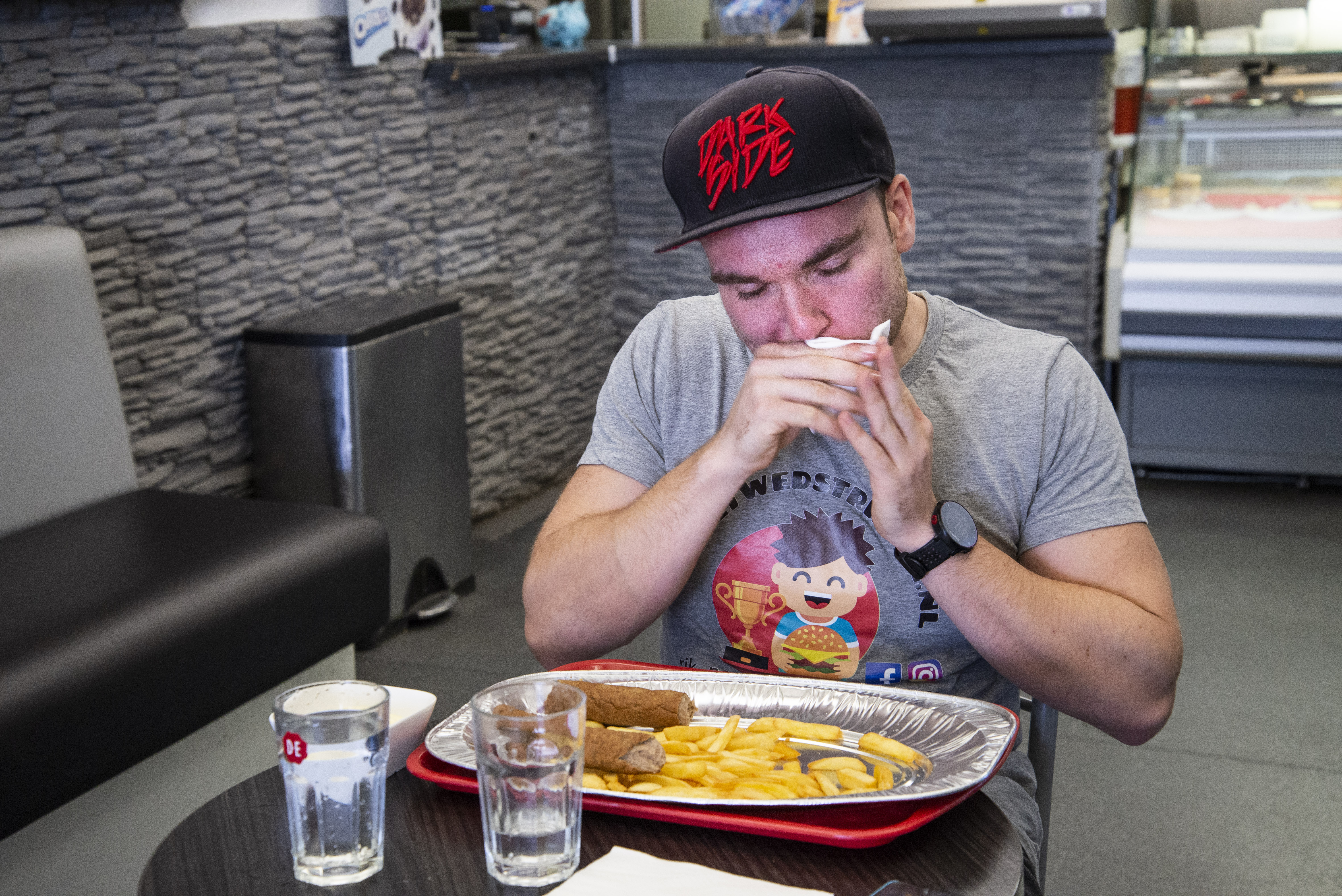 Rik Nauwelaerts wedstrijdeter frieten curryworst eten