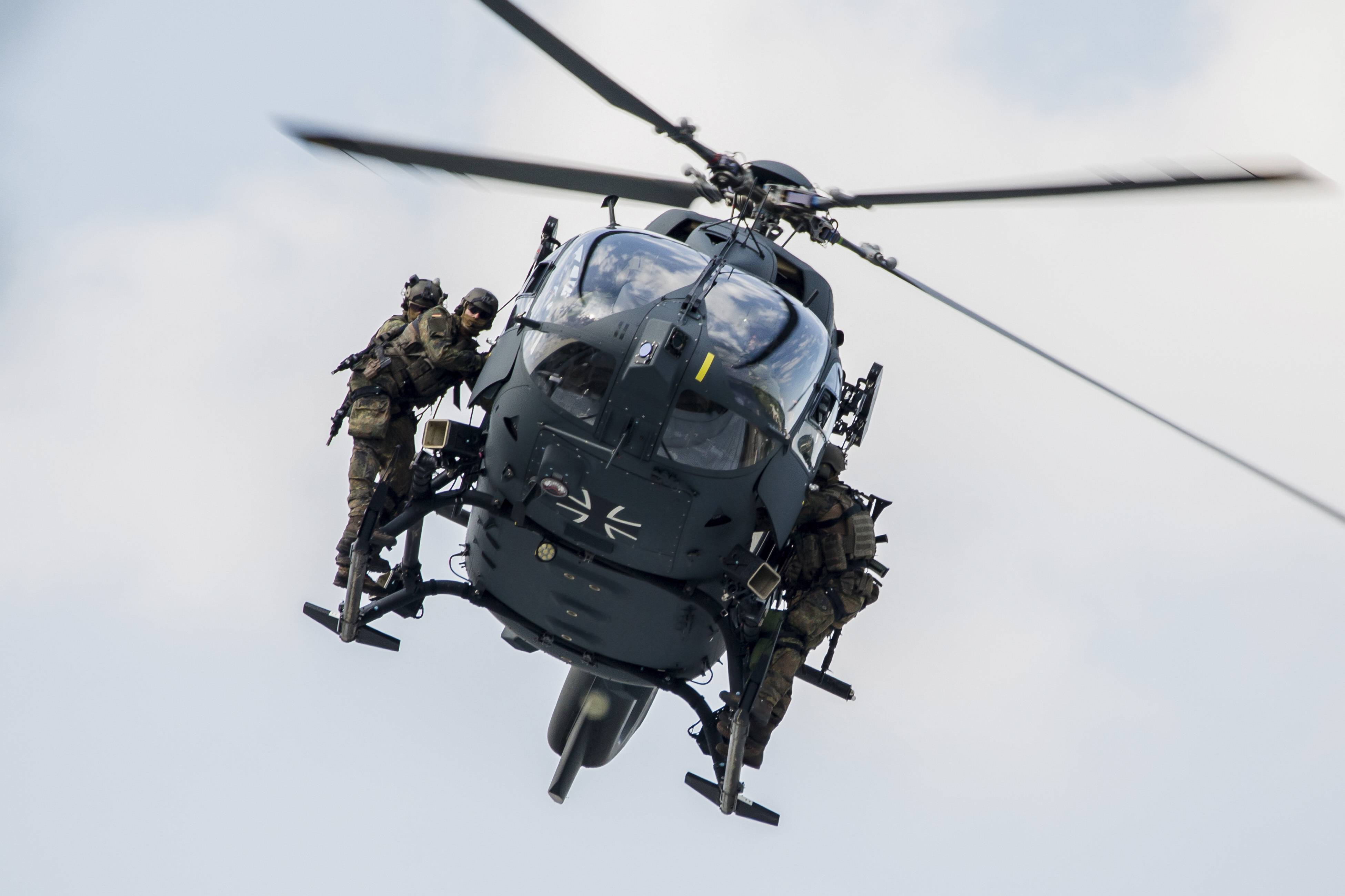 KSK-Soldaten hängen außen an einem fliegenden Helikopter wie die Bosse.