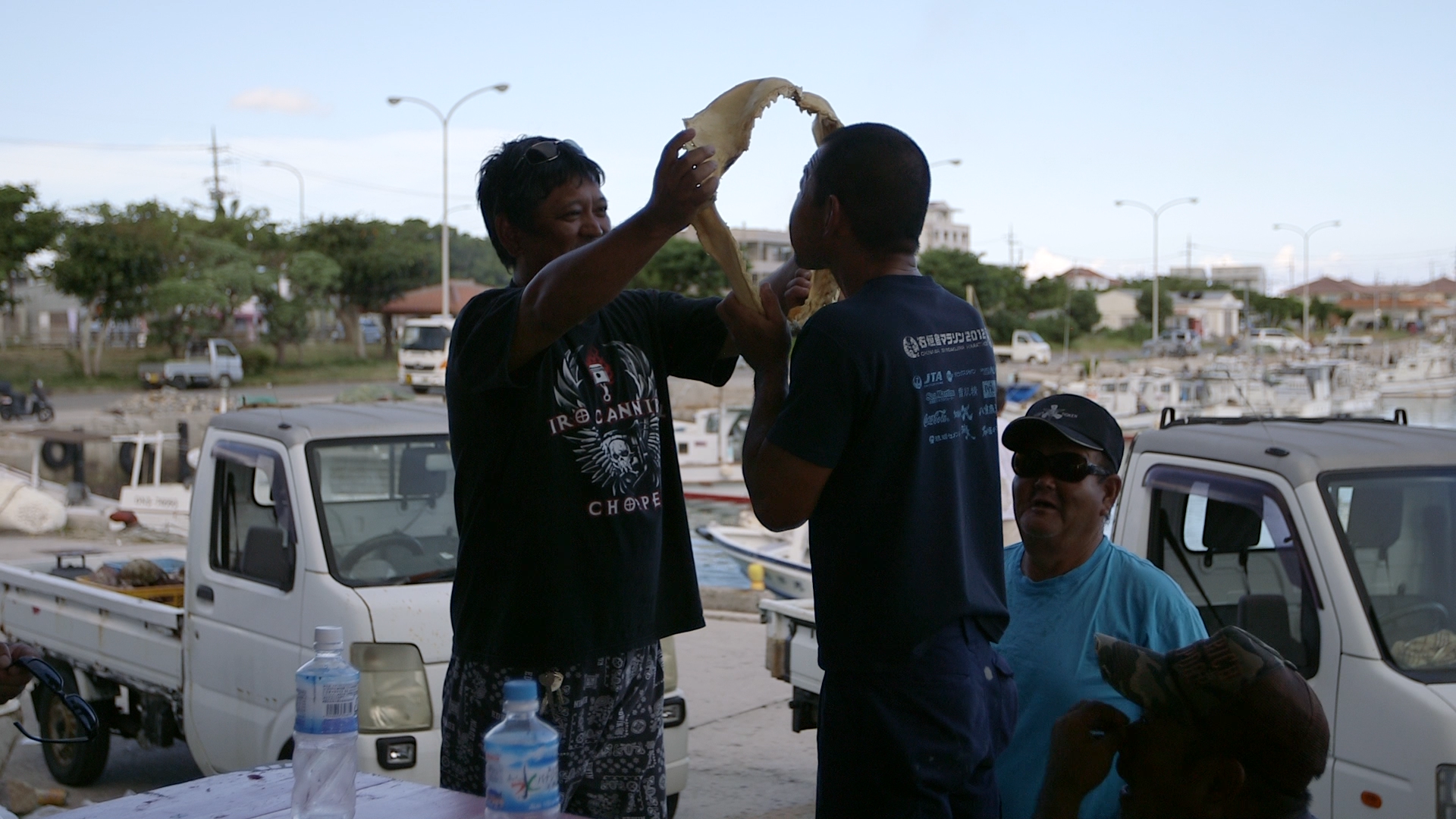 1543220505093-pest_kingdom_shark_hunters_1_scene3