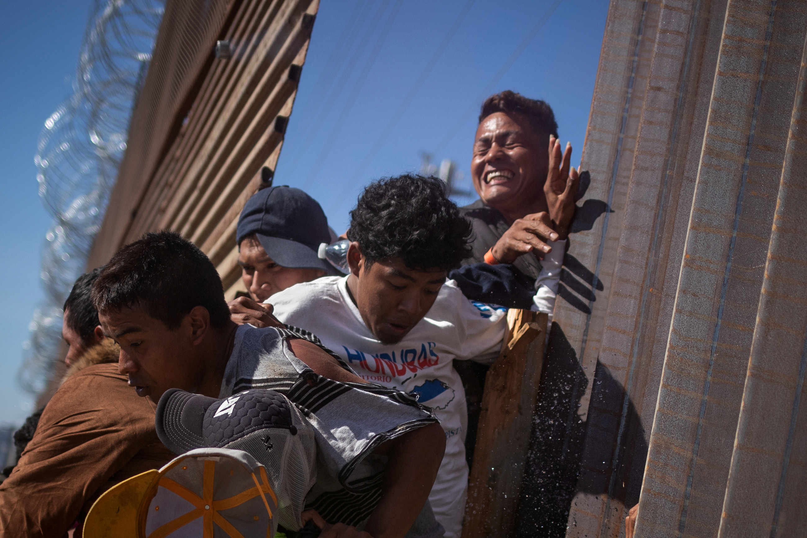 1543238212450-2018-11-26T043850Z_5735137_RC1BA2D684F0_RTRMADP_3_USA-IMMIGRATION-CARAVAN