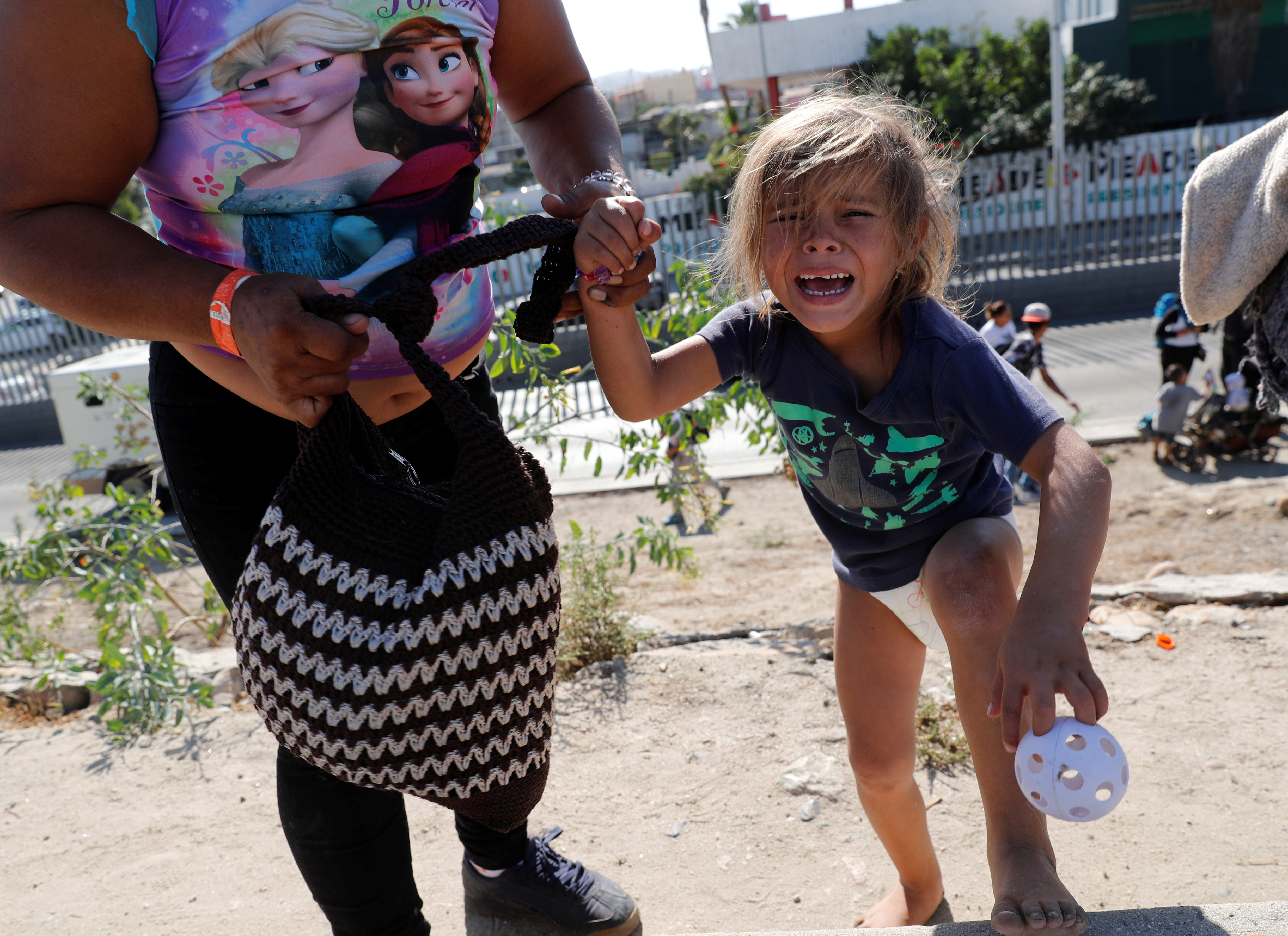 1543238722697-2018-11-25T233013Z_722276979_RC1A882C3480_RTRMADP_3_USA-IMMIGRATION-CARAVAN