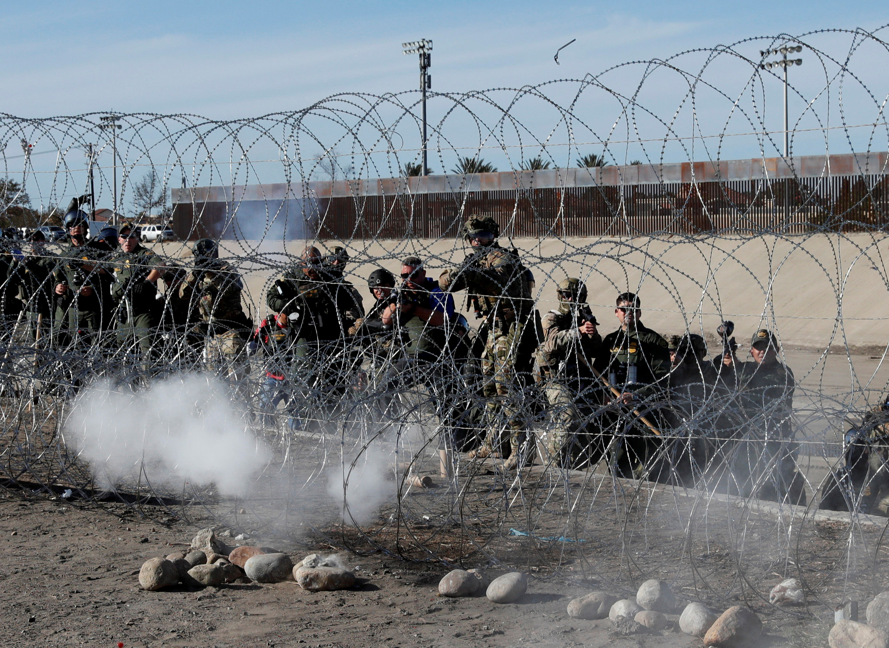 1543239101217-2018-11-25T234158Z_111907701_RC1B24C56930_RTRMADP_3_USA-IMMIGRATION-CARAVAN