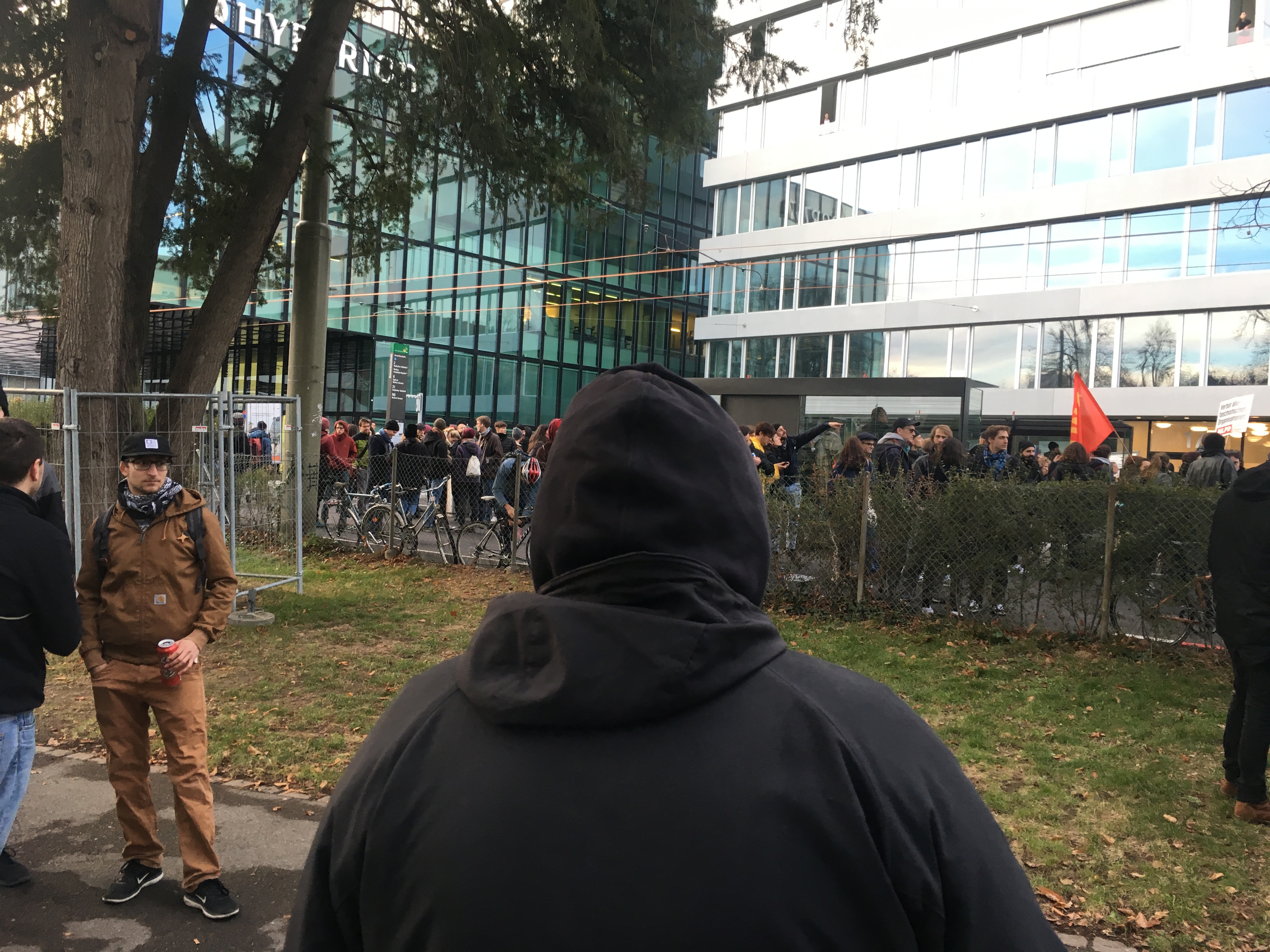 Gegendemonstrant PNOS Demo mit Kaputze