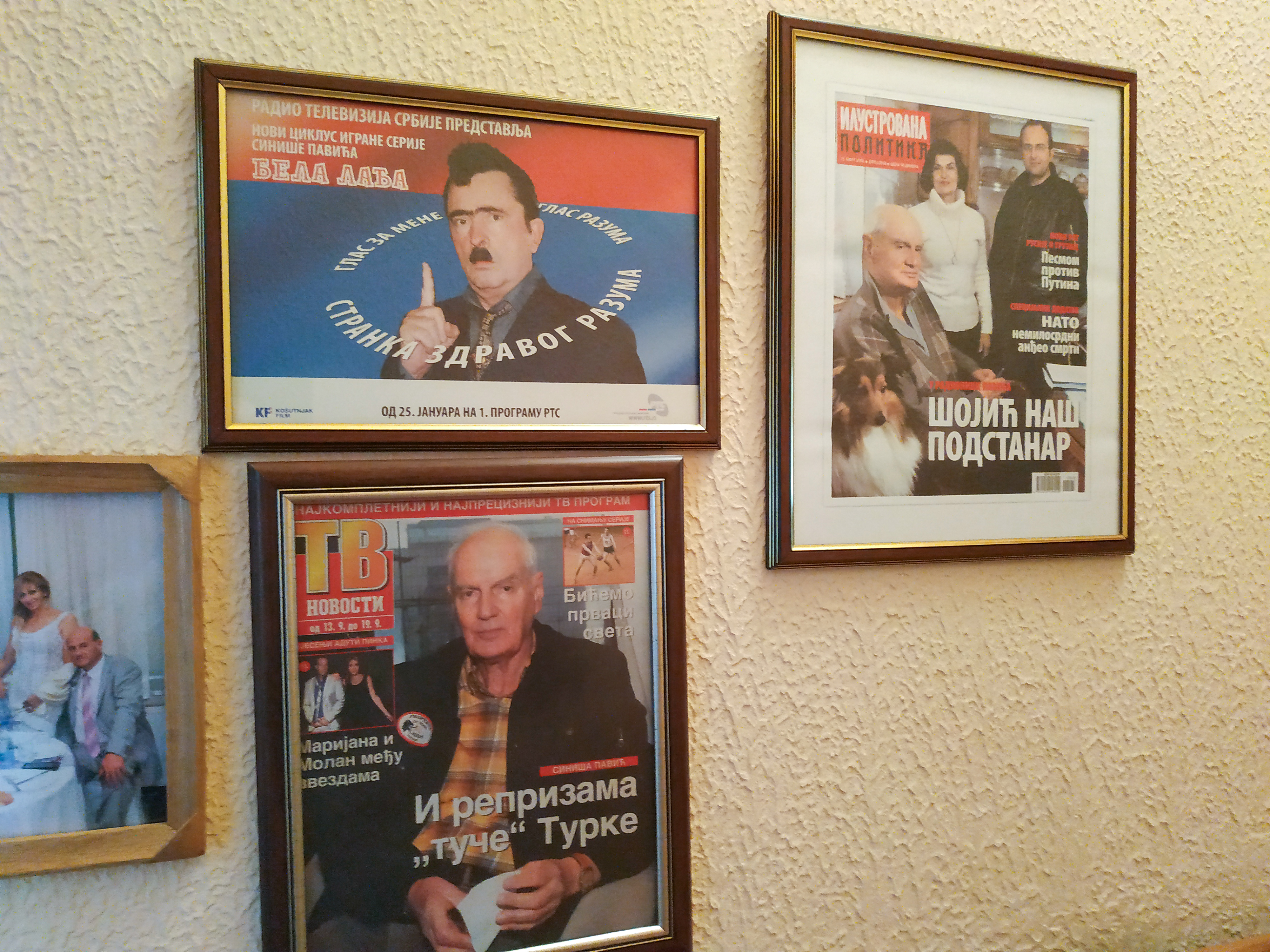 Serije Siniše Pavića uramljene na zidu