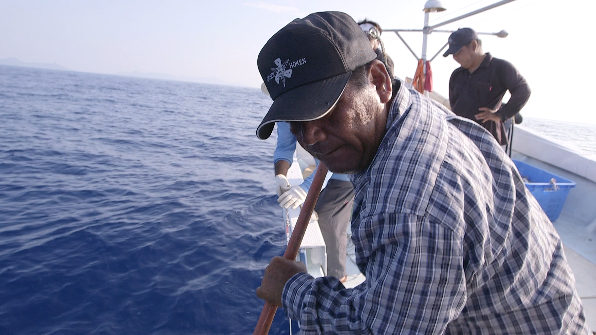 1543377974382-pest_kingdom_shark_hunters_2_scene3