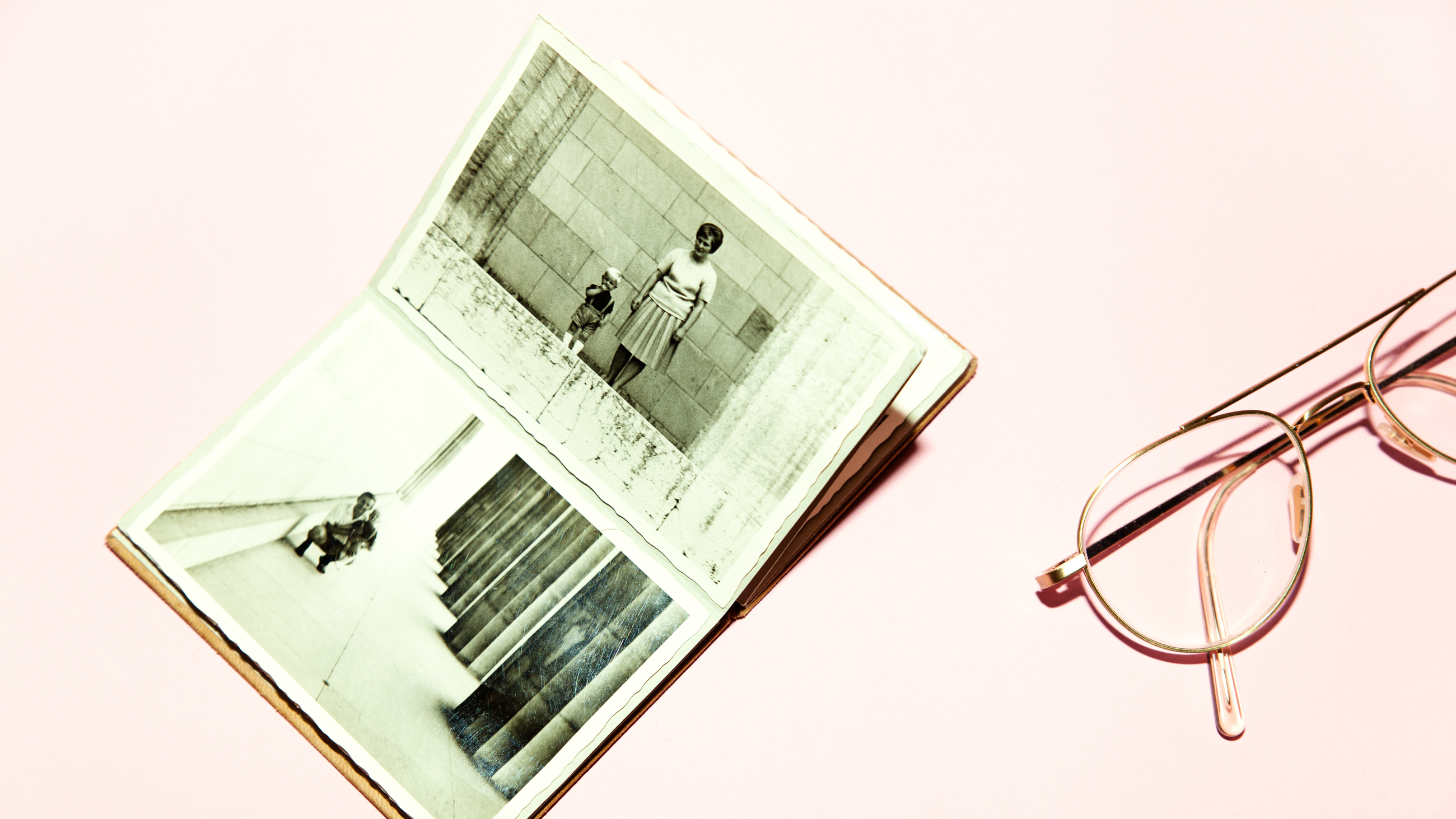 Foto von Buch und Brille