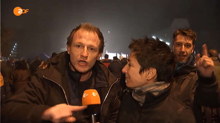 Die ZDF-Reporterin Dunja Hayali berichtet im Oktober 2015 von einer AfD-Demonstration mit Björn Höcke auf dem Erfurter Marktplatz.