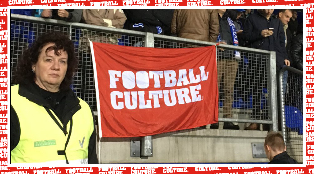 Een steward bij een FC-vlag.