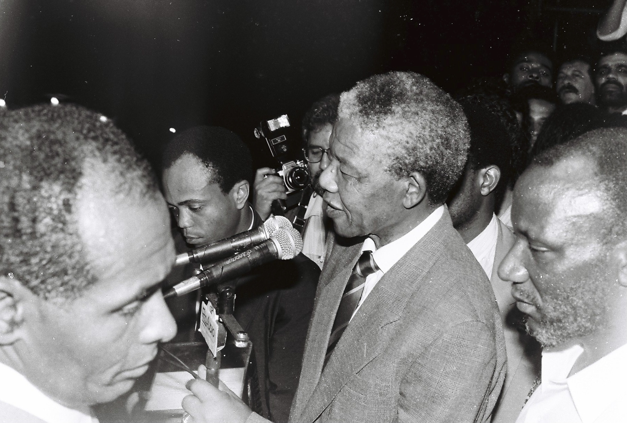 1543511431449-48-Nelson-Mandela-discursando-na-preca-castro-alves-para-milhoes-de-pessoas-Foto-Lazaro-Roberto-Ano-1991