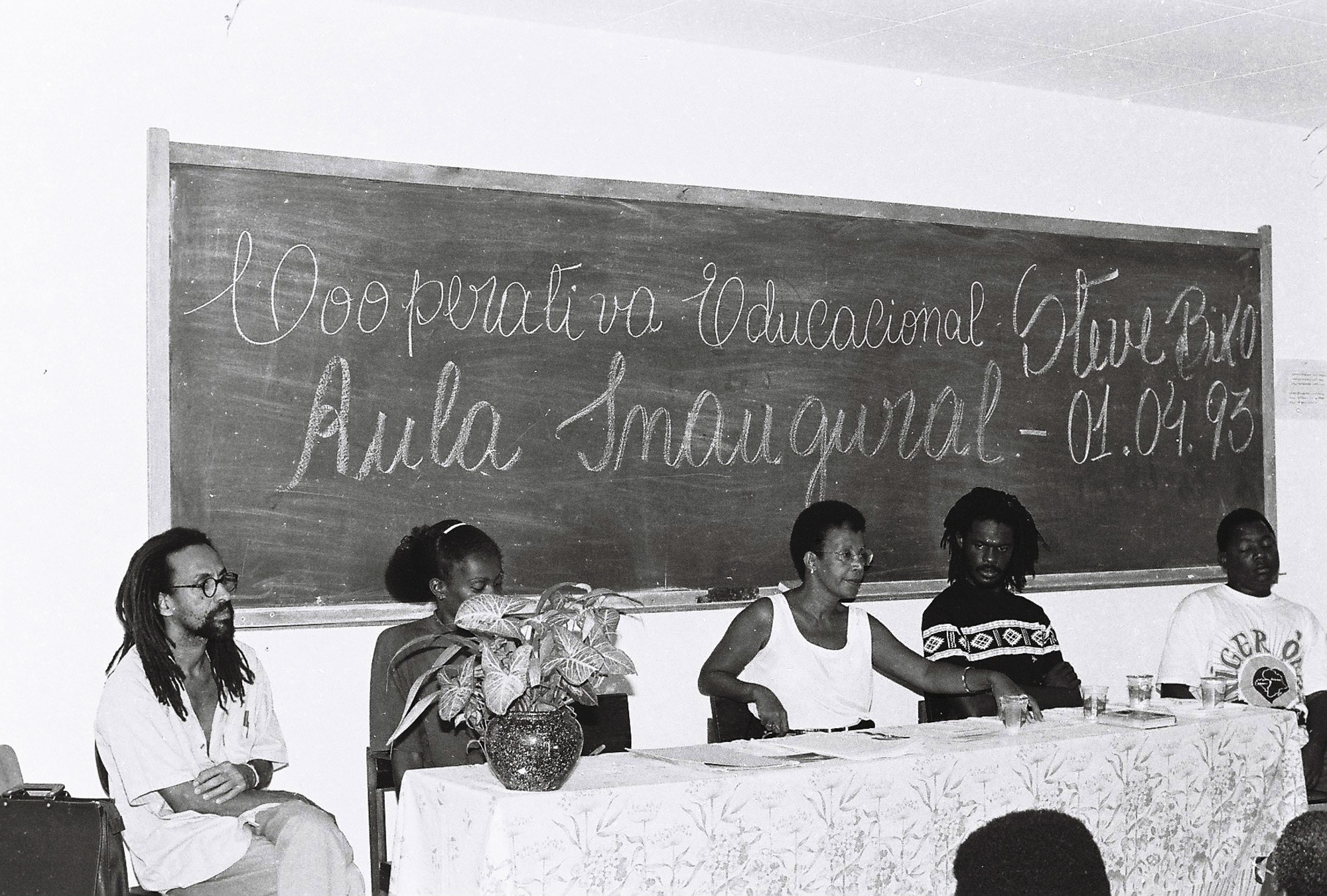 1543511641348-18-Aula-Inugural-da-Cooperativa-Educacional-Stive-BIko-Desde-o-inicio-coloco-mais-de-dois-mil-negros-na-universidade-Foto-Lazaro-Roberto-Ano-1993