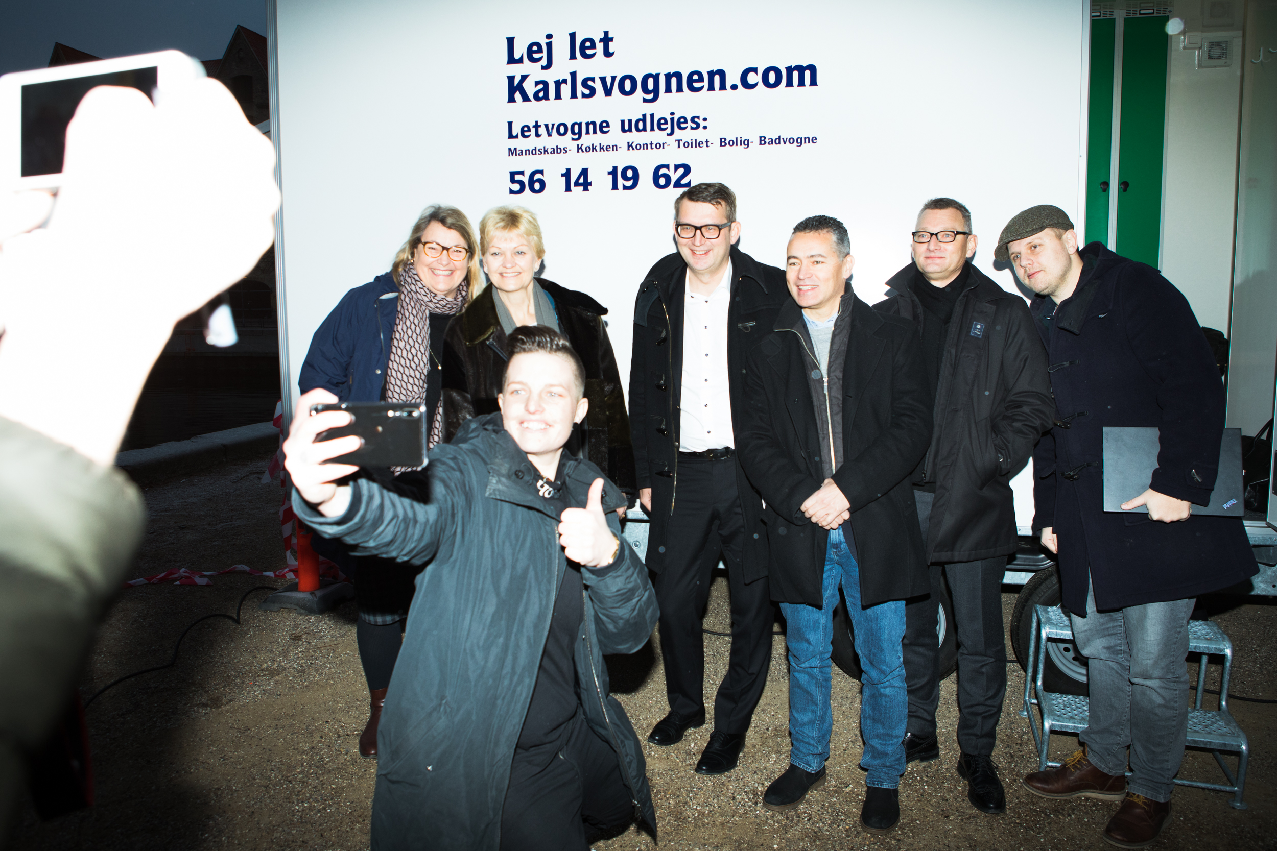 Mette Schak Dahlmann tager en selfie sammen med alle gæsterne til mødet.