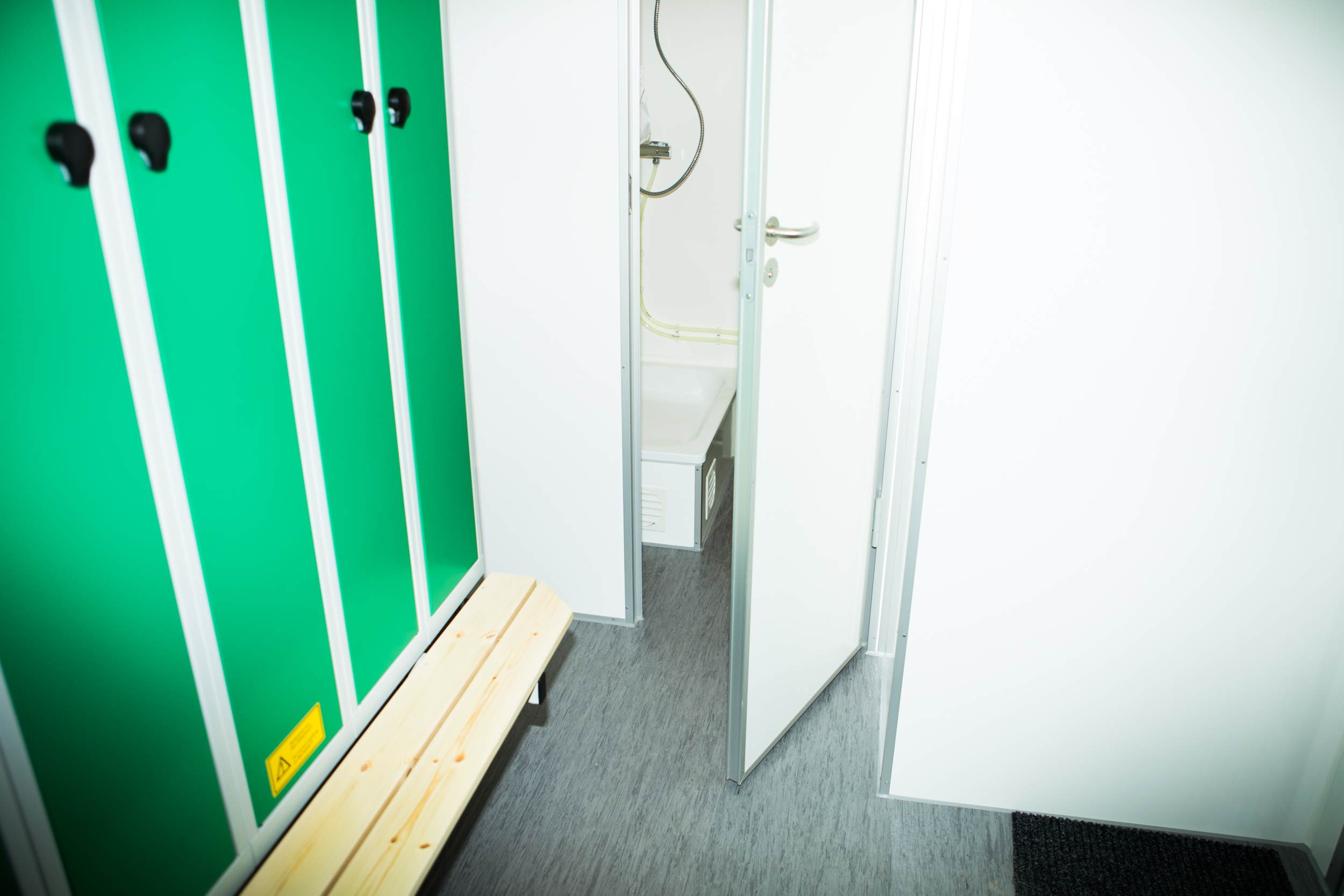 Billede af døren til badet i skurvognen.