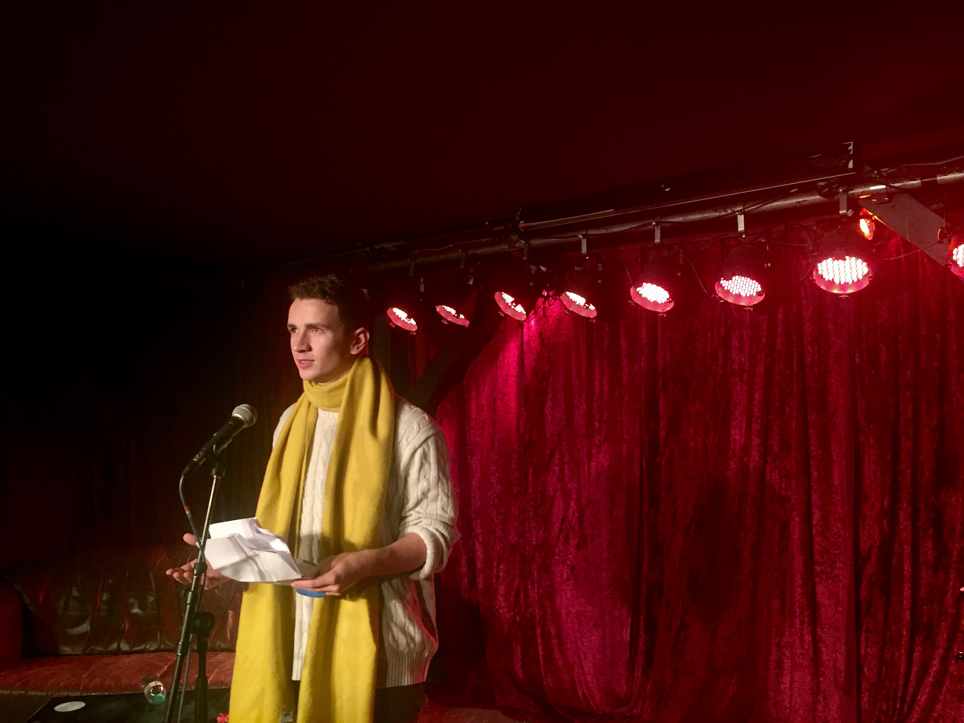 Der Autor als Poetry Slammer auf der Bühne