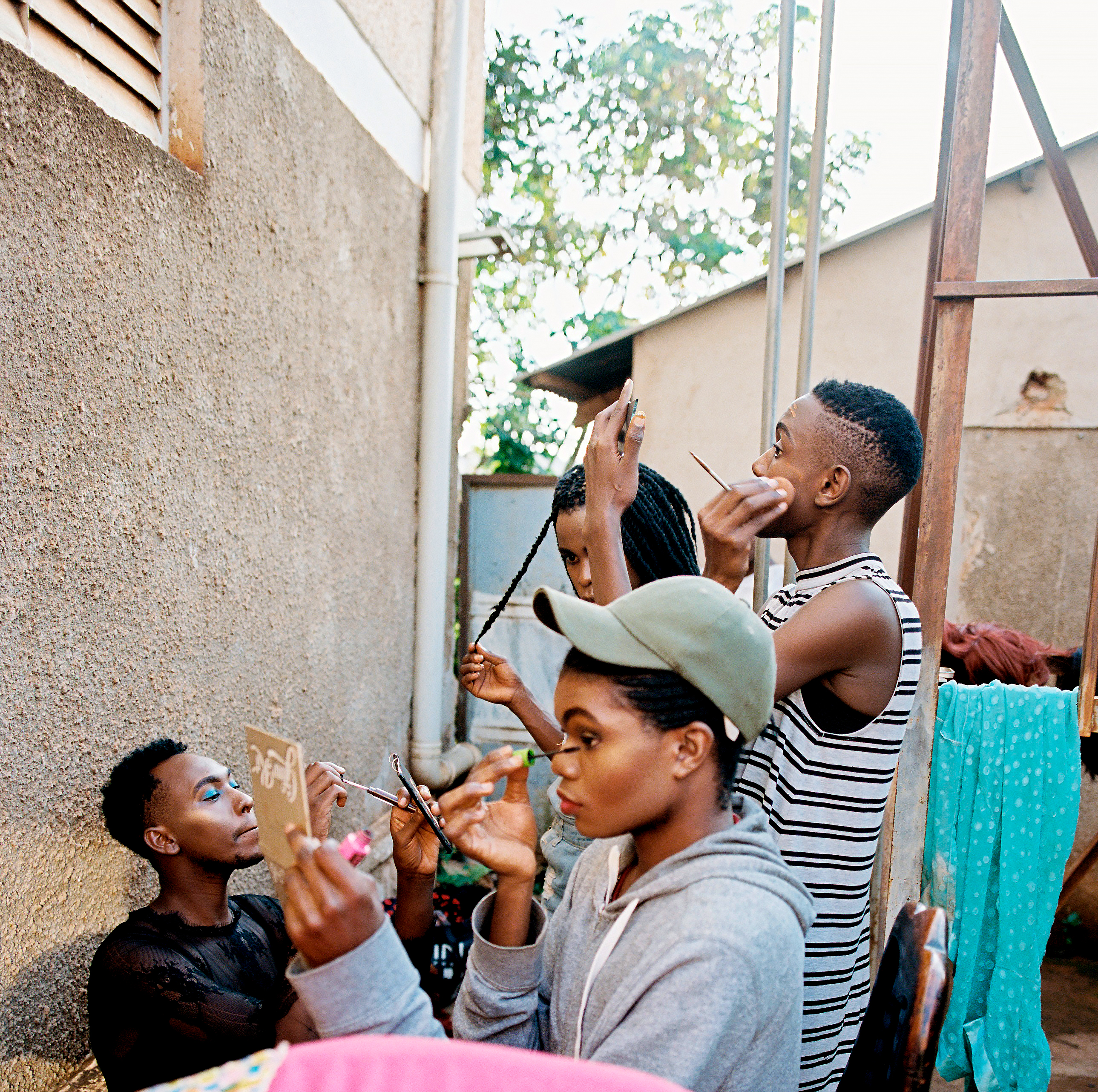 Trans vrouw uit Kampala maken zich op in de spiegel