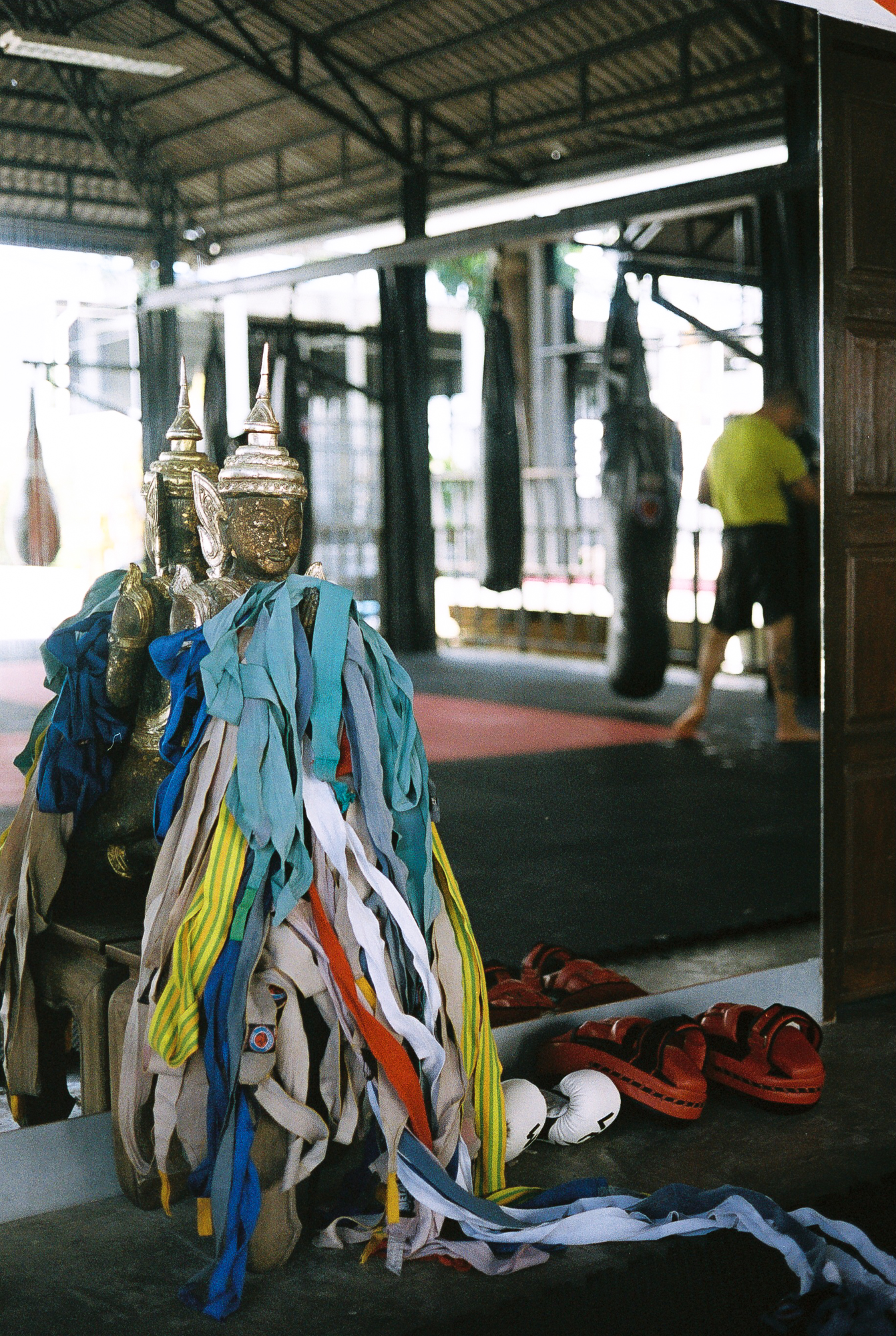 Een buddha bedekt met handwraps, vlak voor de training.
