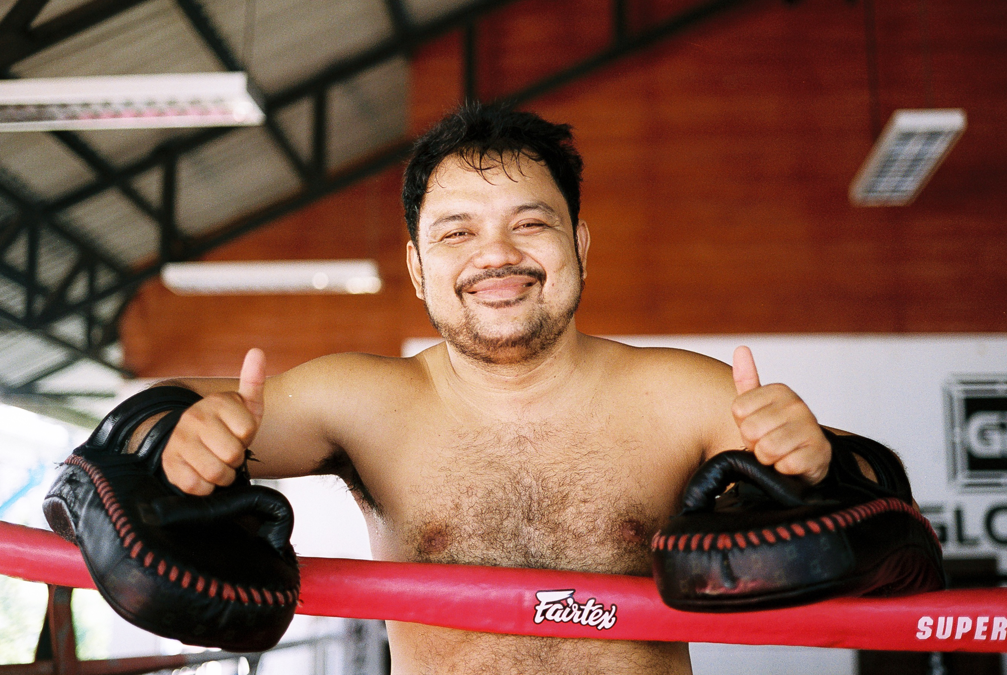 Trainer Chai tijdens een privétraining op de pads.