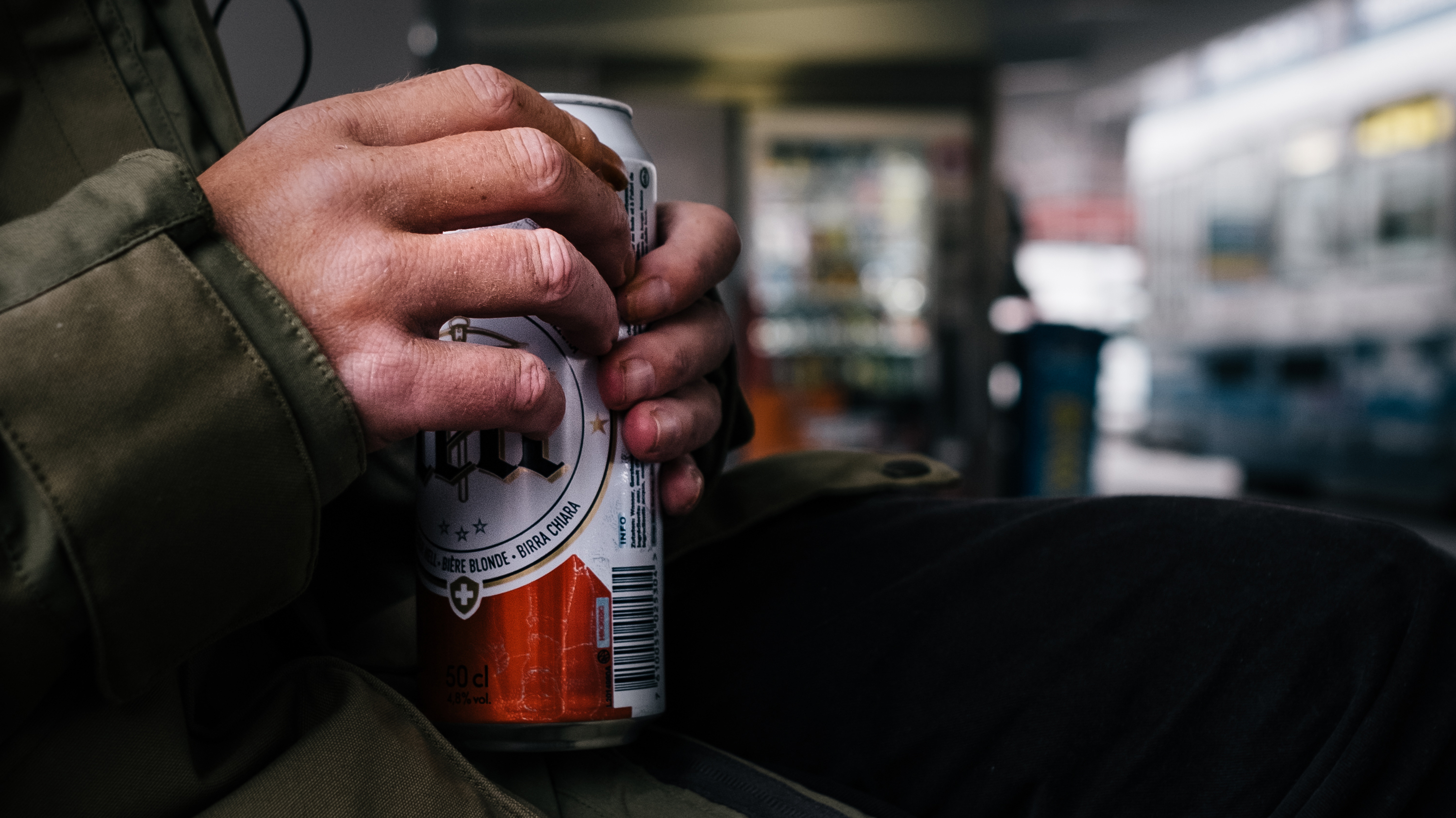 Mann hält eine Bierdose