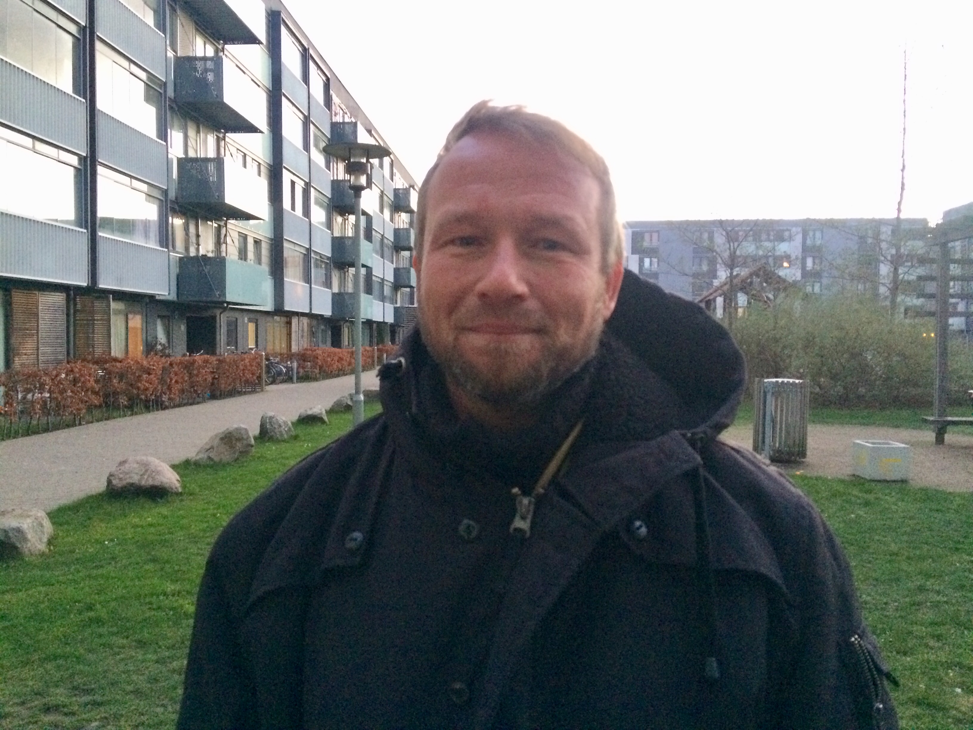 mand i sort jakke