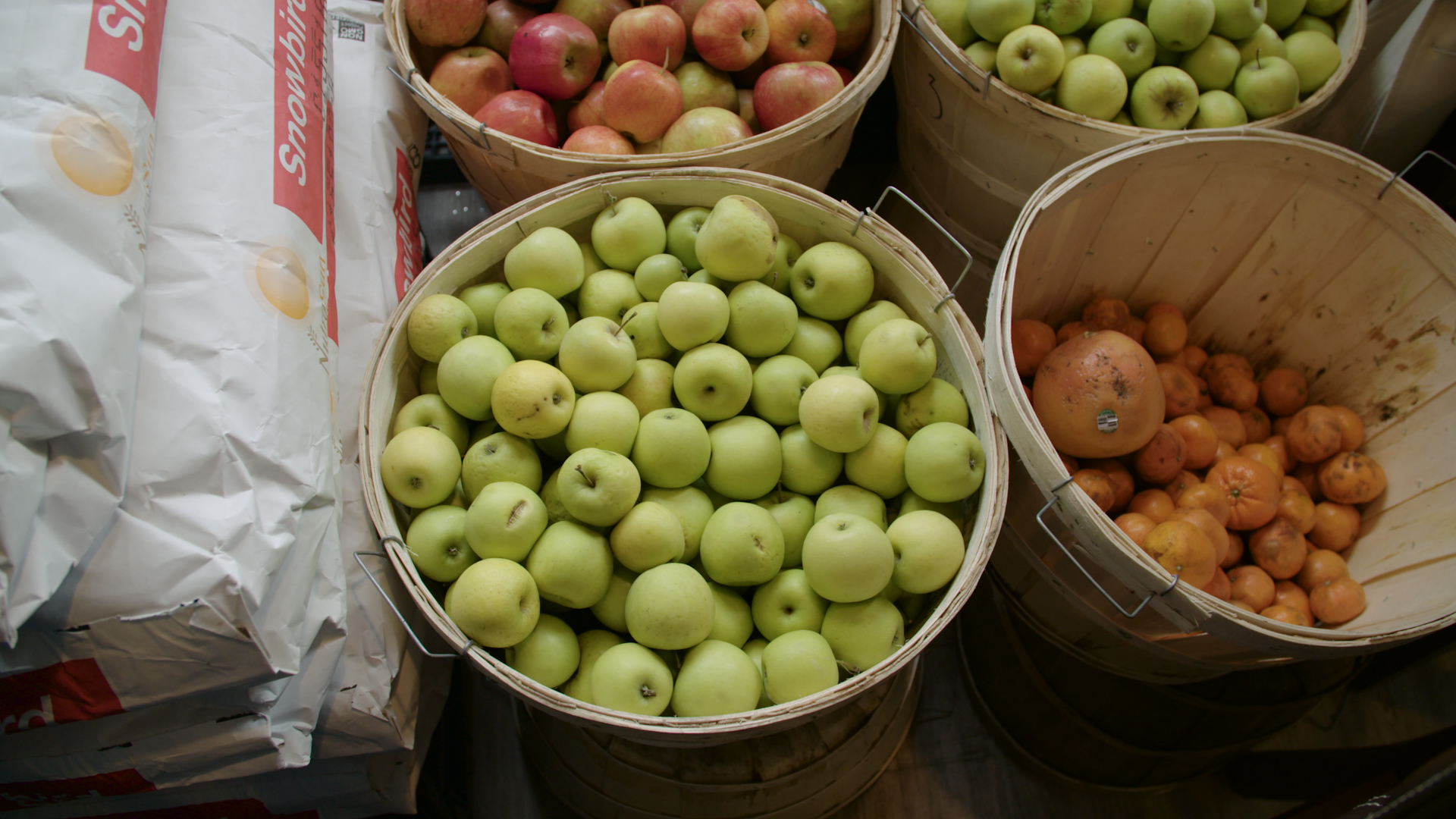 1544041539946-Organic-produce-at-pay-what-you-can-grocery-store