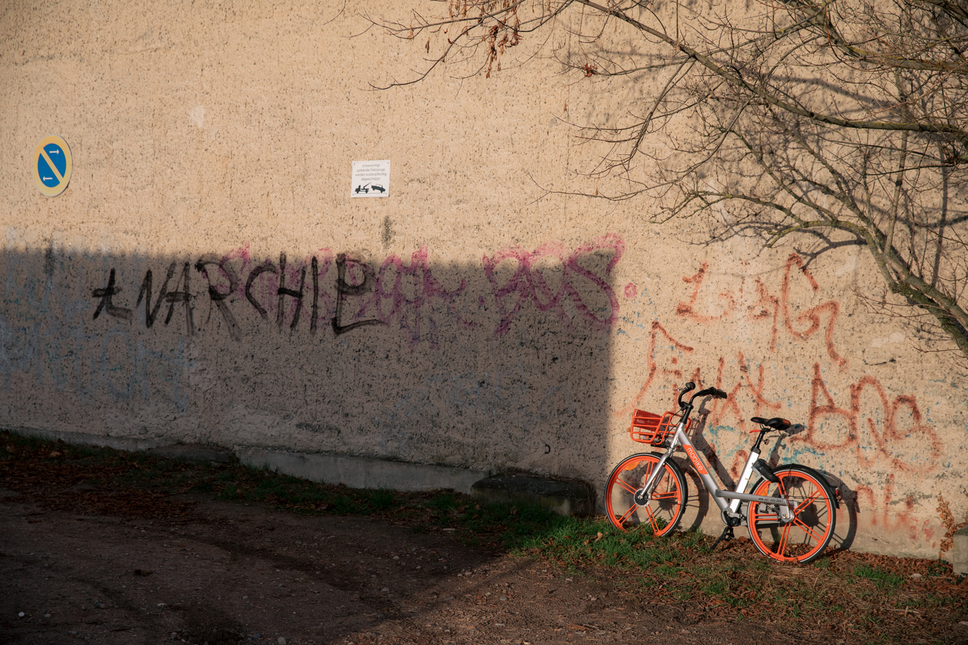 Ein Sharing-Bike lehnt an einer Wand im Dorf, auf der jemand