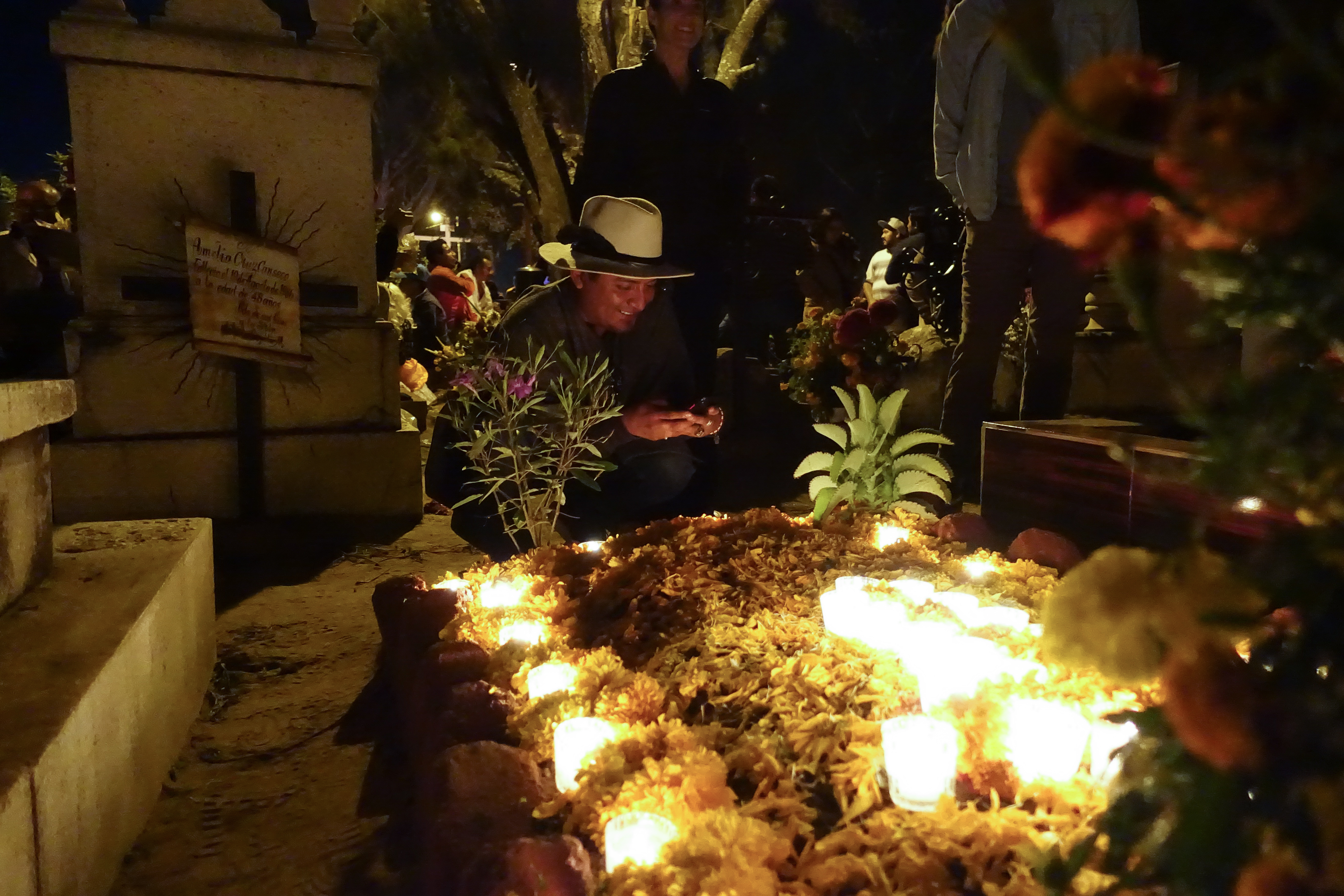 Alonso admires a grave
