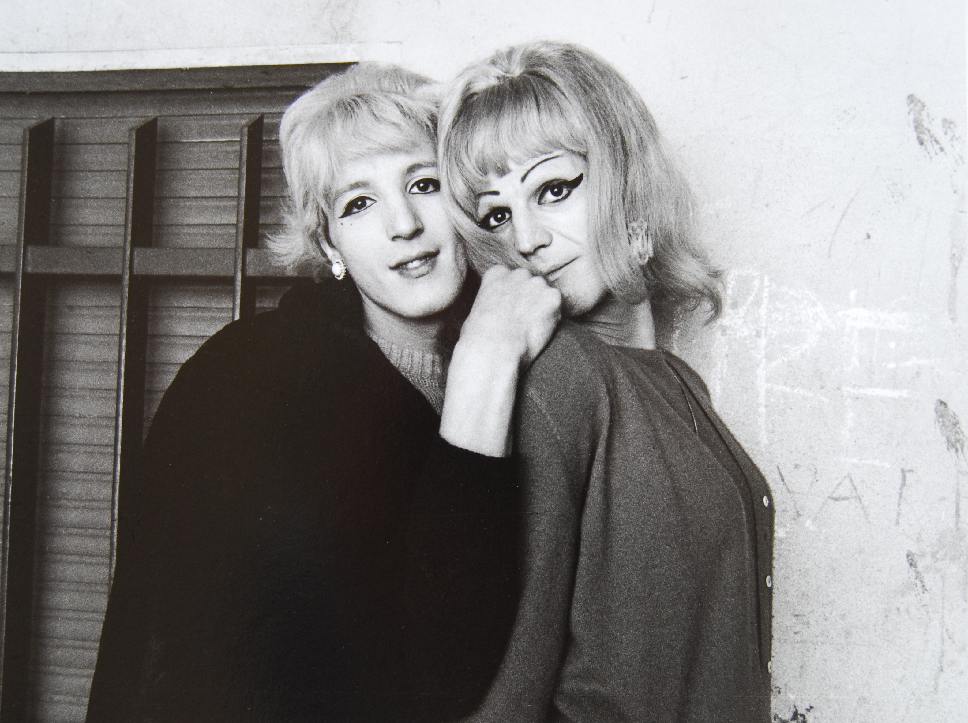 1544448495345-1544027755474-5-isetta-Carmi-I-travestiti-Genova19651971-Lisetta-Carmi-courtesy-Martini-6and-Ronchett19651970