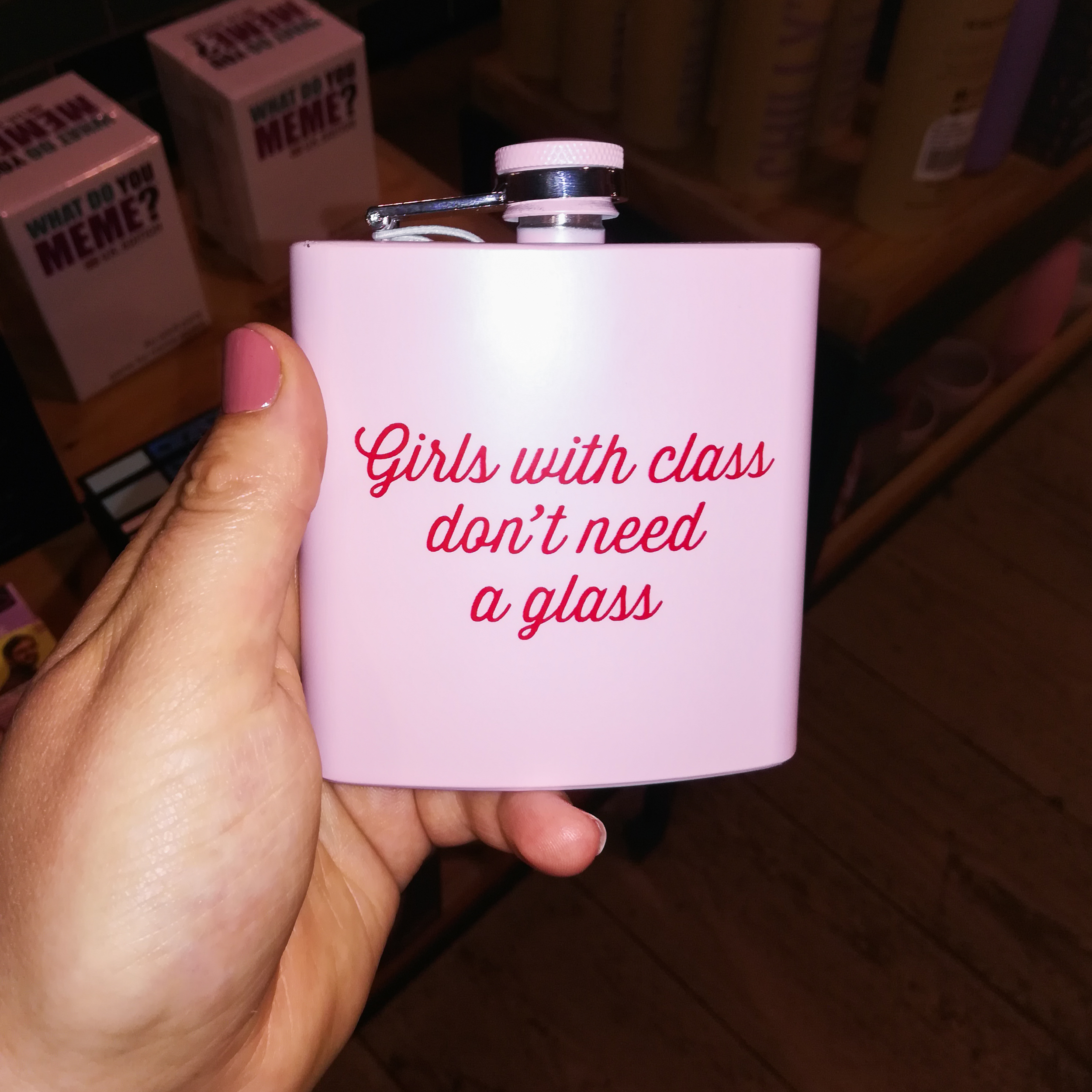 Lyserød lommelærke med rød påskrift: Girls with class don't need a glass