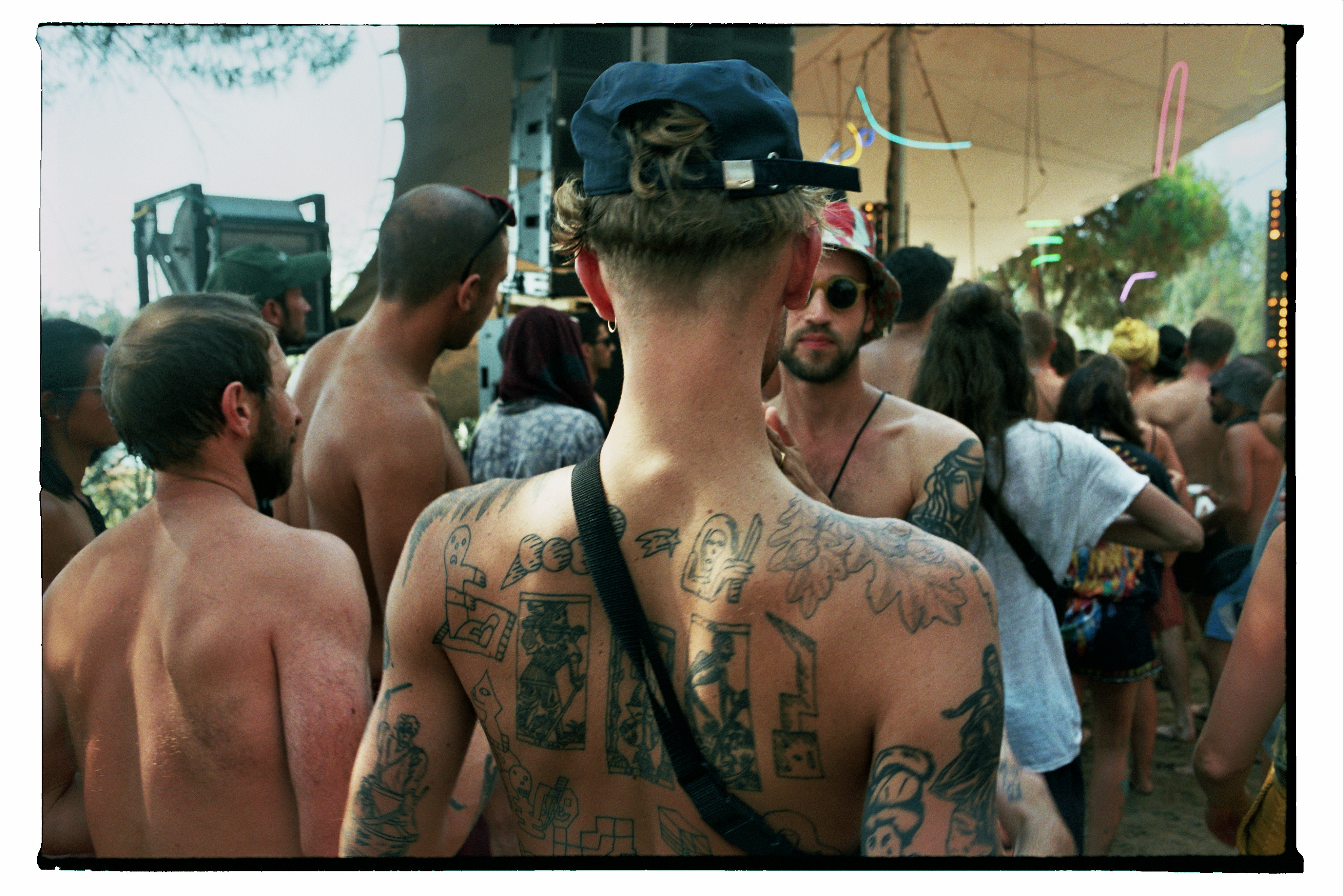 waking-life-festival-crato-portugal-man-met-tattoos-en-pet-Stephanie-Migerode
