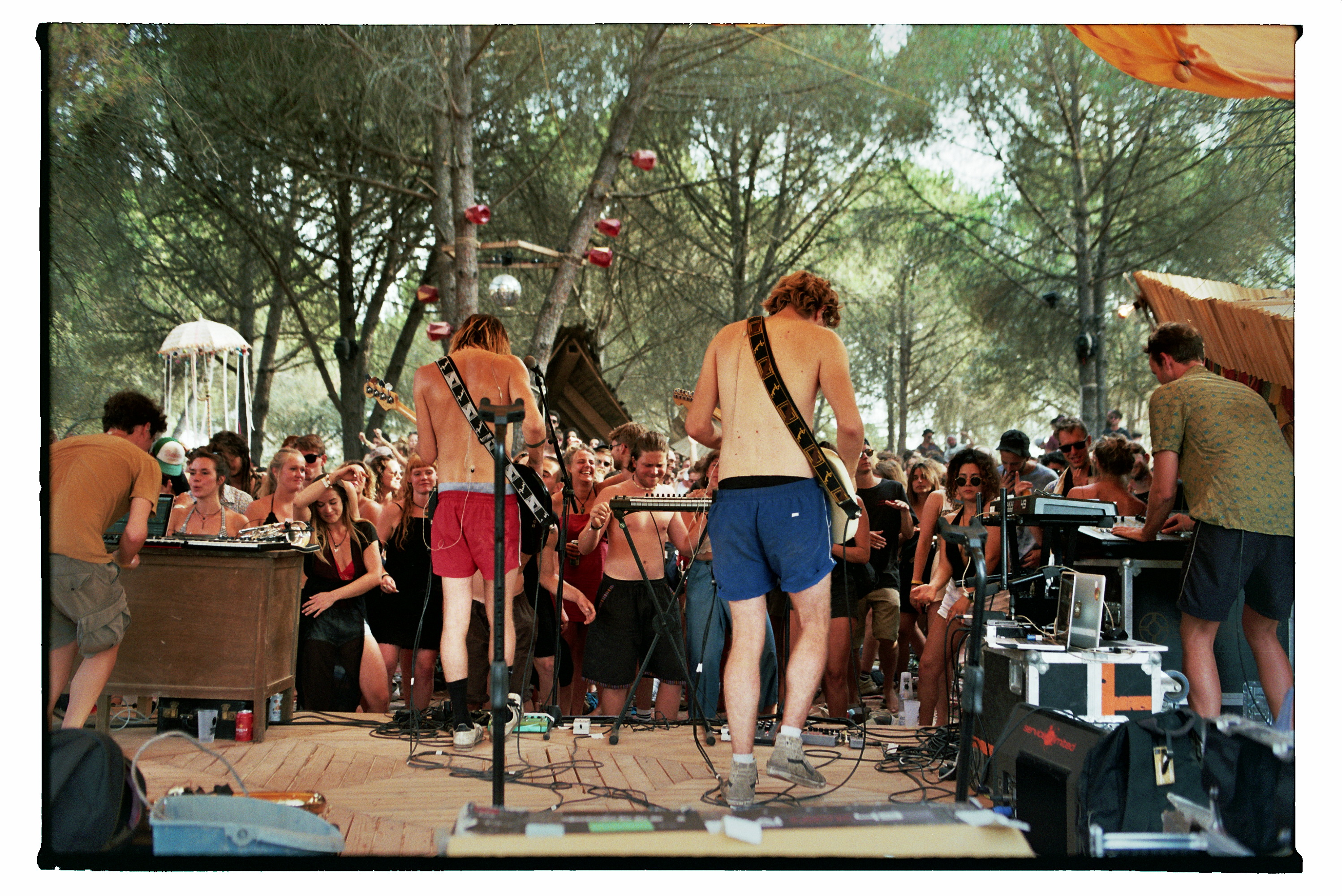 waking-life-festival-crato-portugal-optreden-gitaren-Stephanie-Migerode