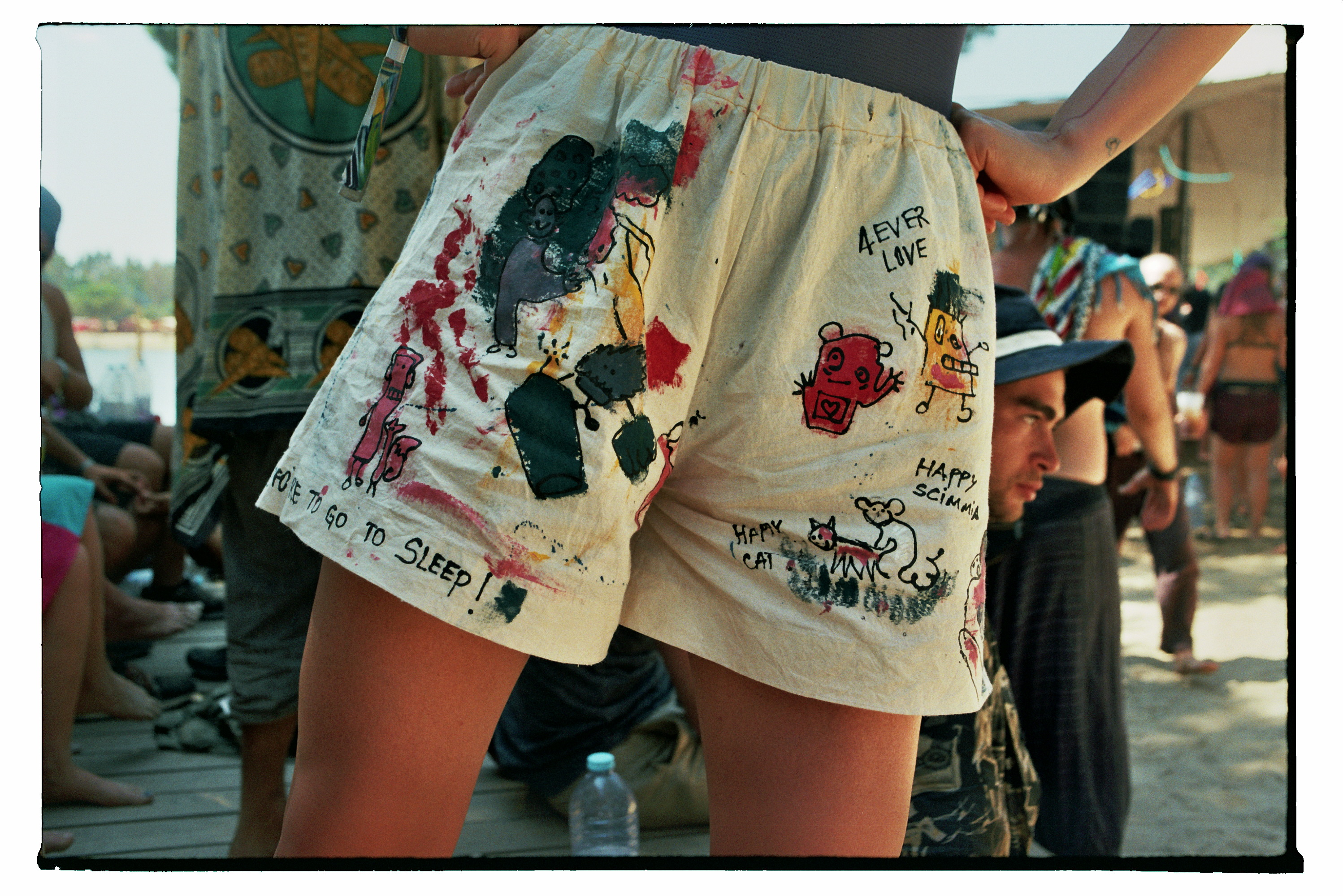 waking-life-festival-crato-portugal-korte-broek-met-tekeningen-Stephanie-Migerode