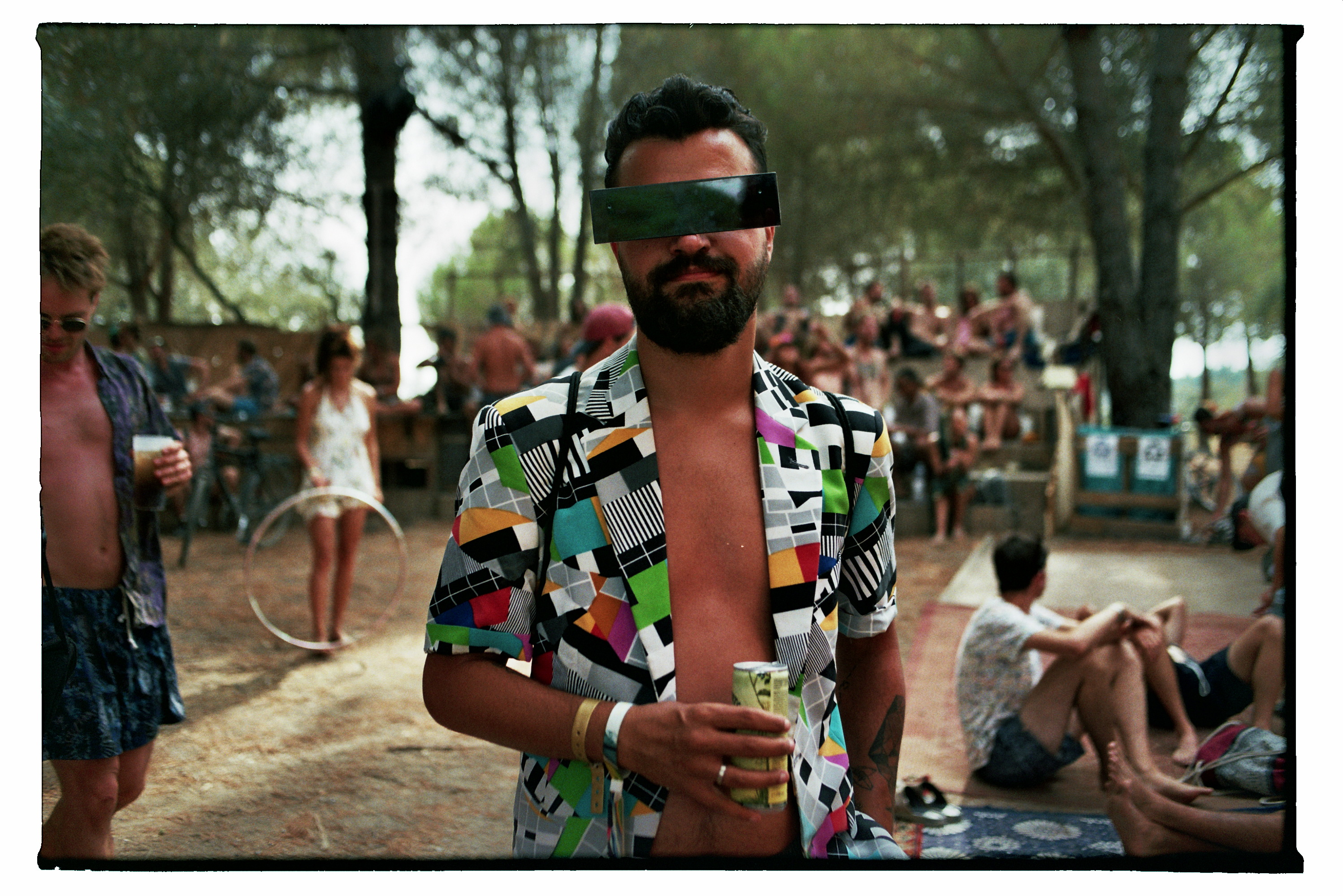 waking-life-festival-crato-portugal-man-met-drankje-in-blazer-Stephanie-Migerode