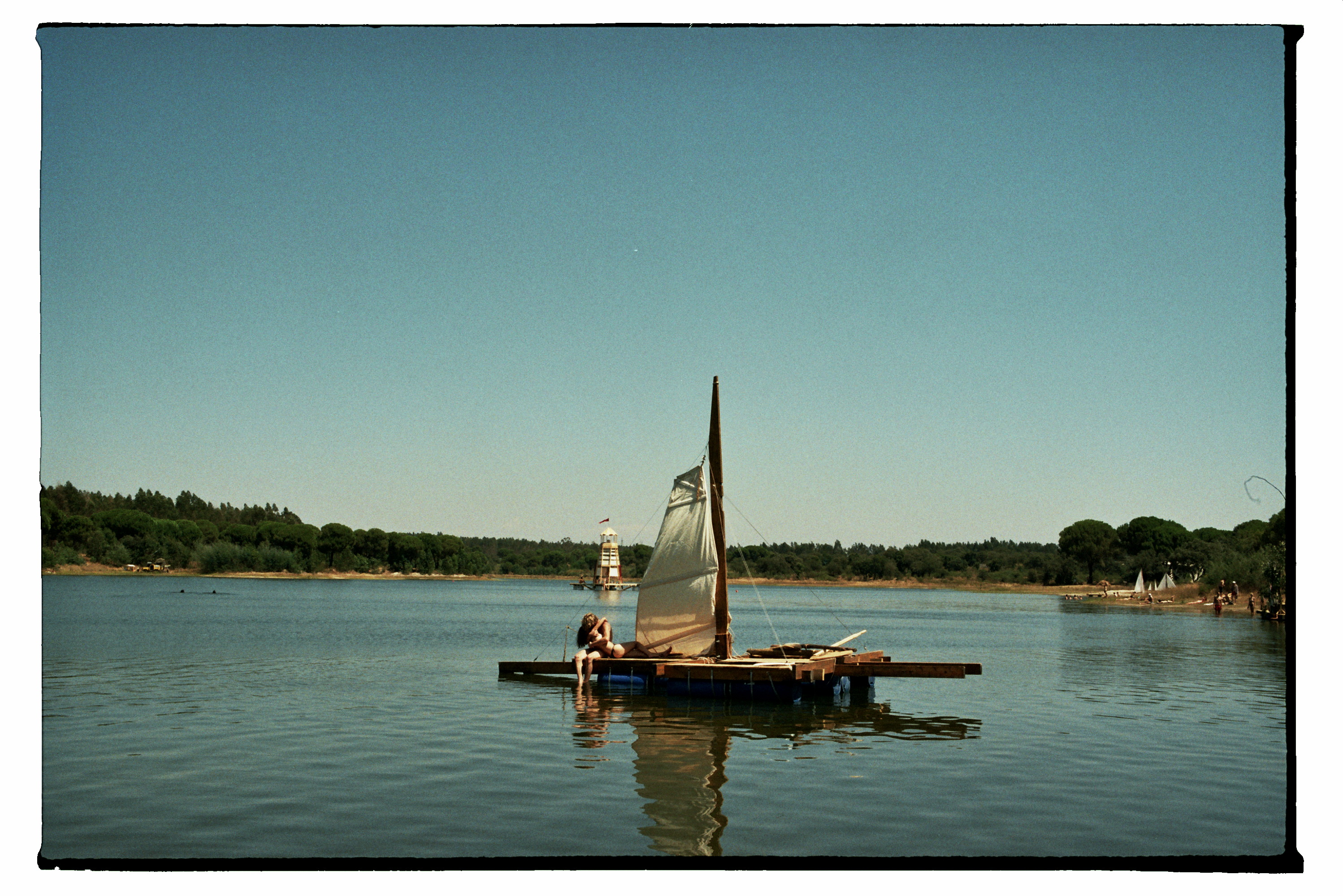 waking-life-festival-crato-portugal-vlot-met-zeil-in-water-Stephanie-Migerode
