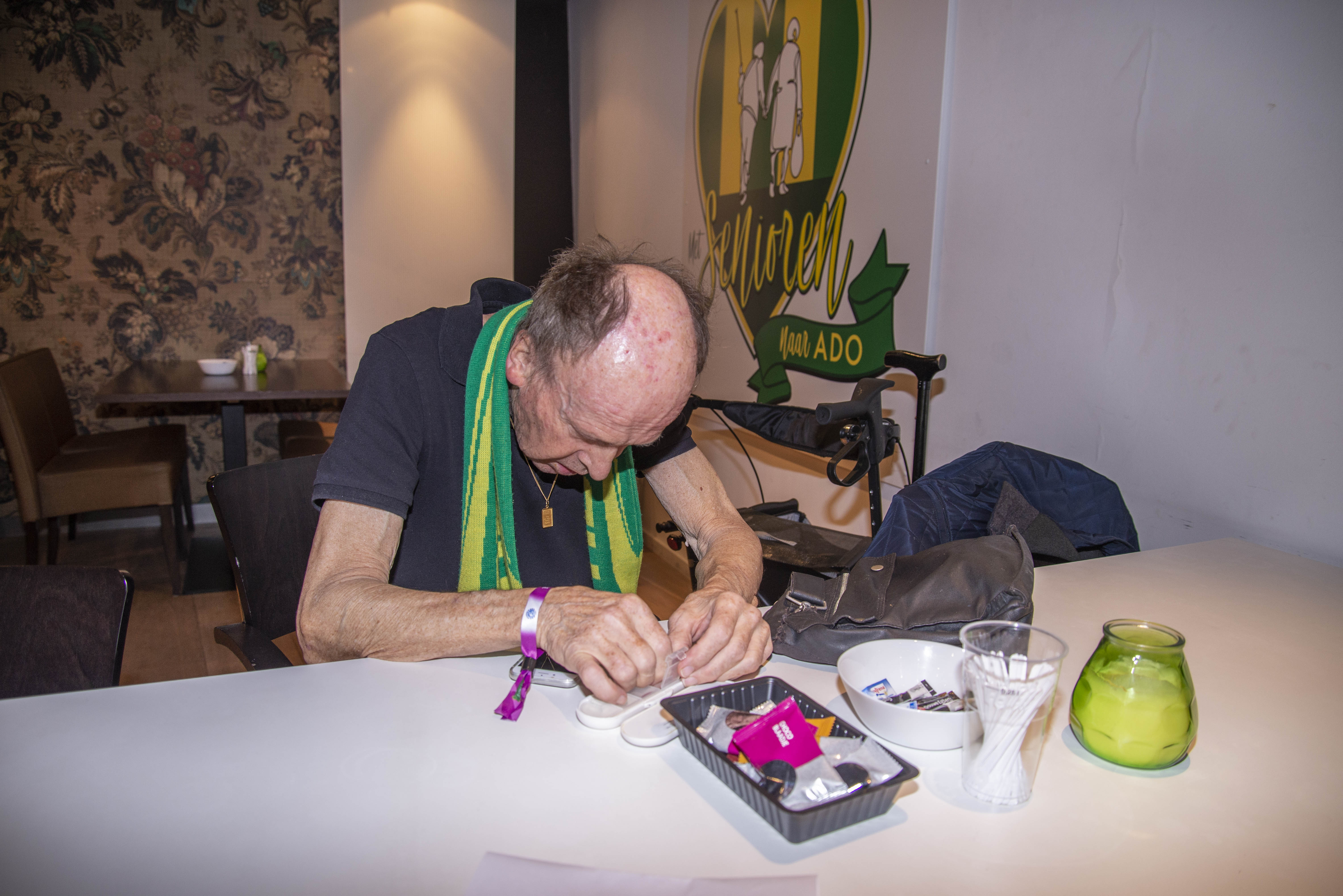 1544625439518-08-12-2018_VICESPORTS_EenzameOuderen_Voetbal_ADO_DENHAAG_By_Roos_Pierson_15