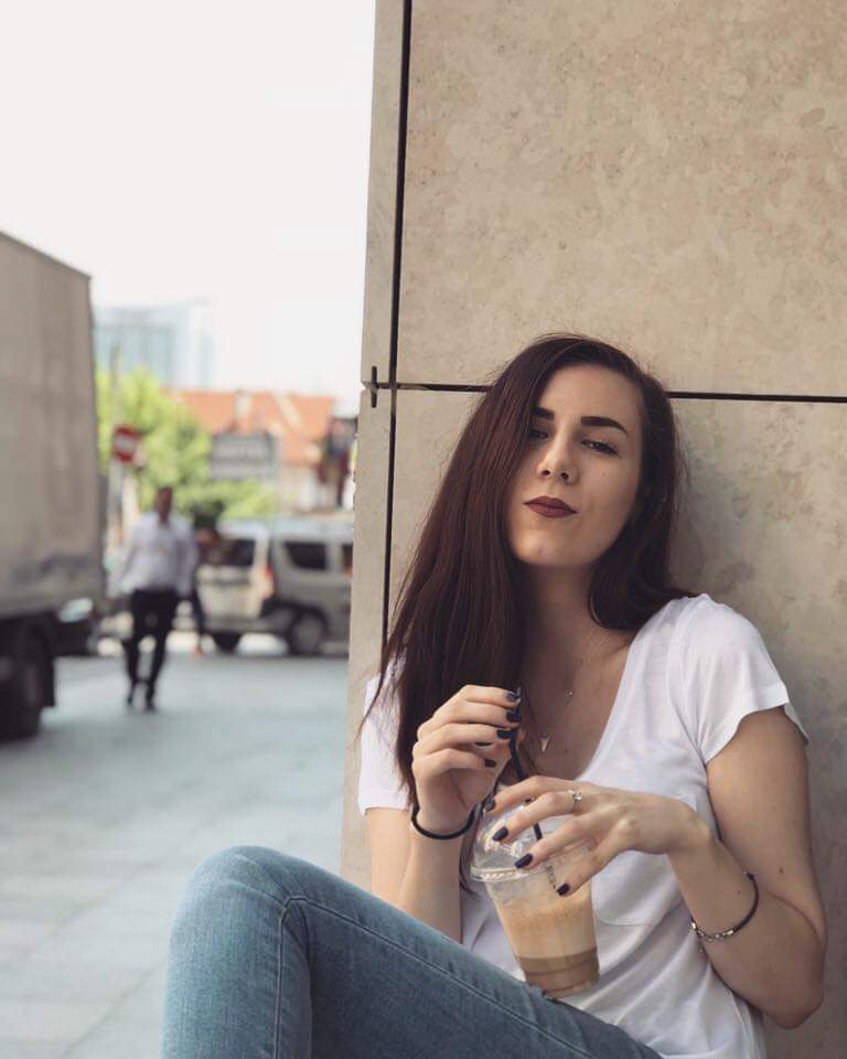 andreea-tipa-cu-tatuajul