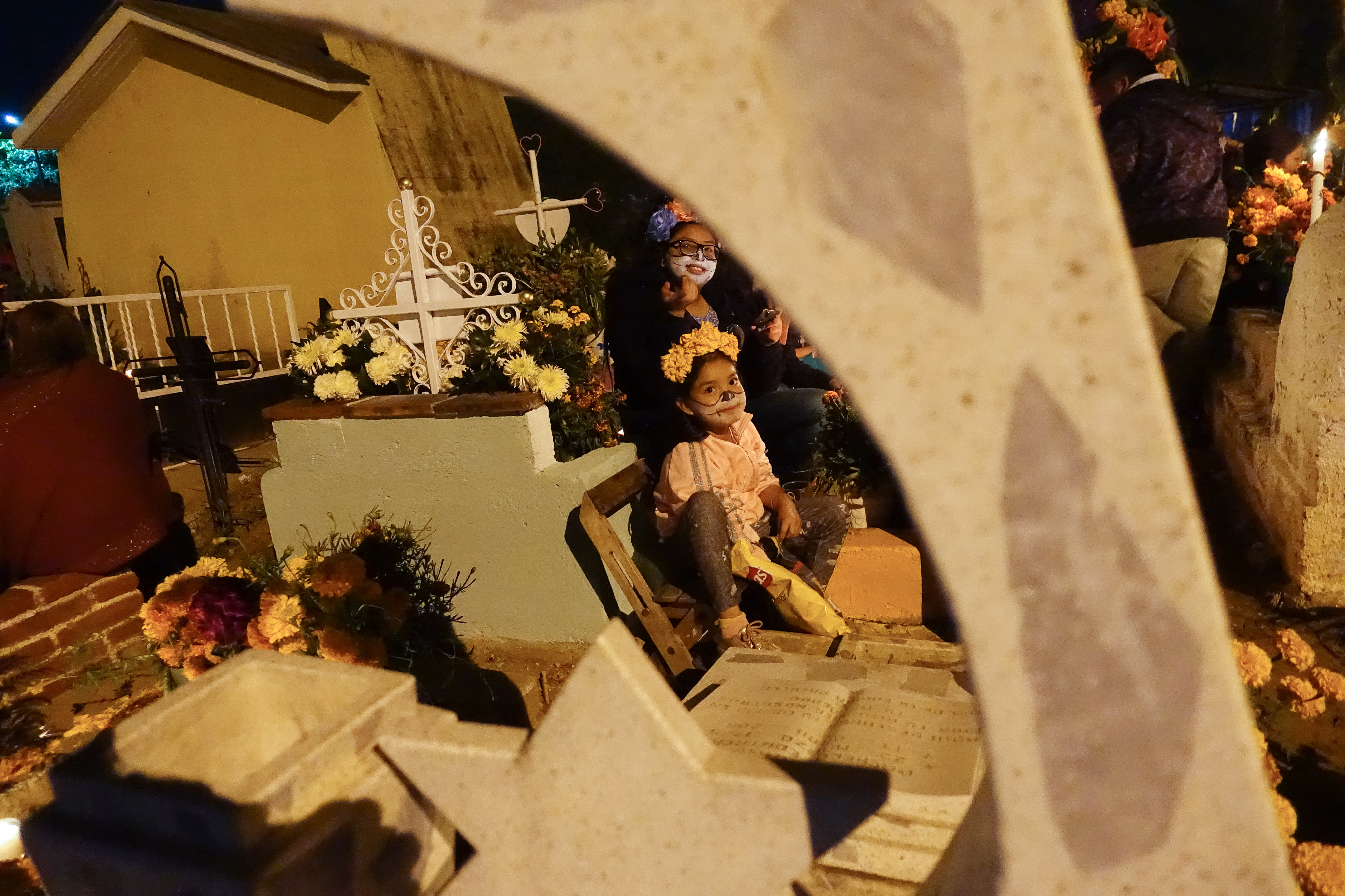 Eine Frau mit ihrer Tochter auf dem Friedhof