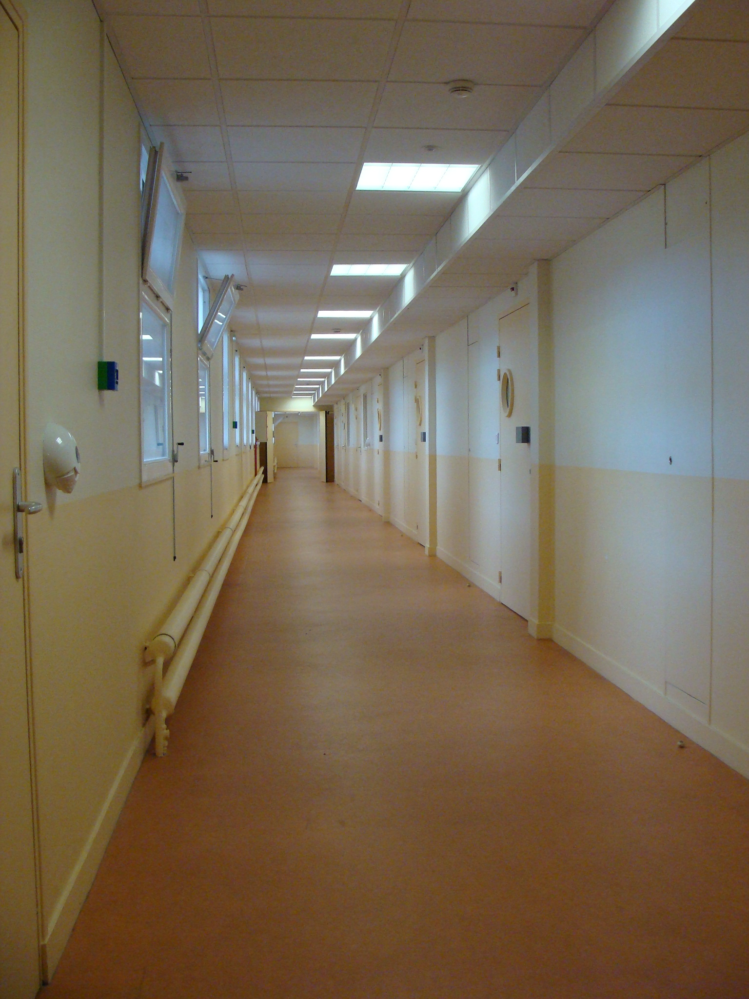 1544789357674-9_Hall-de-letage-superieur-desservant-les-deux-couloirs-dhebergement