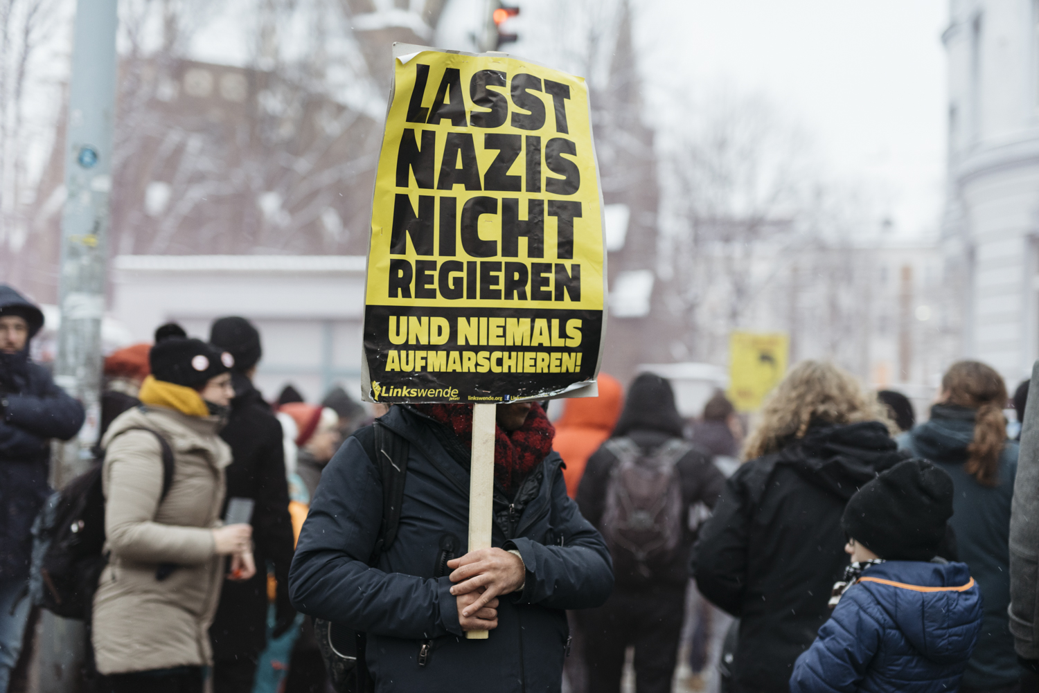 Mann mit Schild gegen Nazis