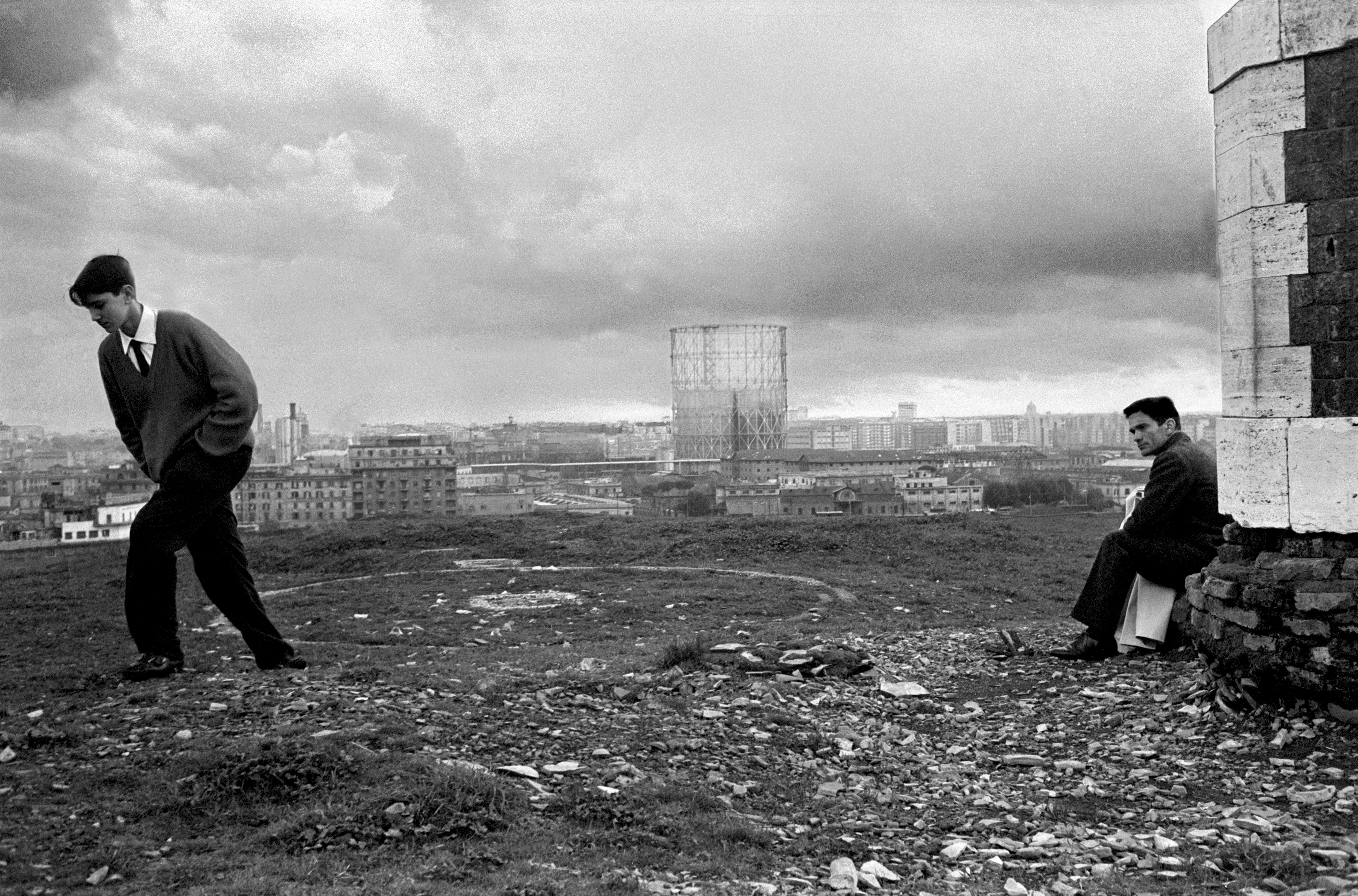 1545061821937-PIER-PAOLO-PASOLINI-e-ragazzo_GASOMETRO_MONTE-DEI-COCCI