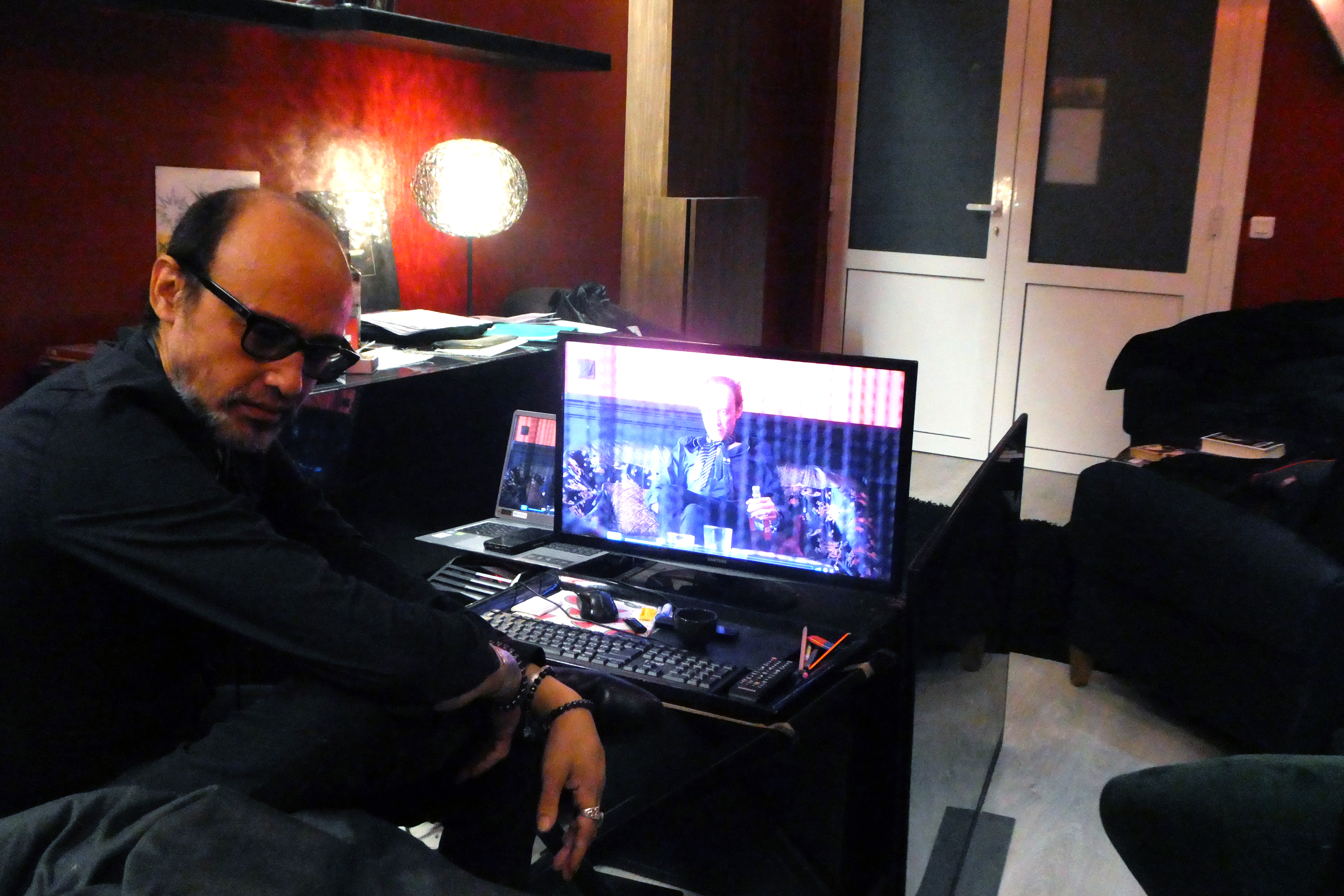 Nicolas Ker devant son personnage Nicolas Altante