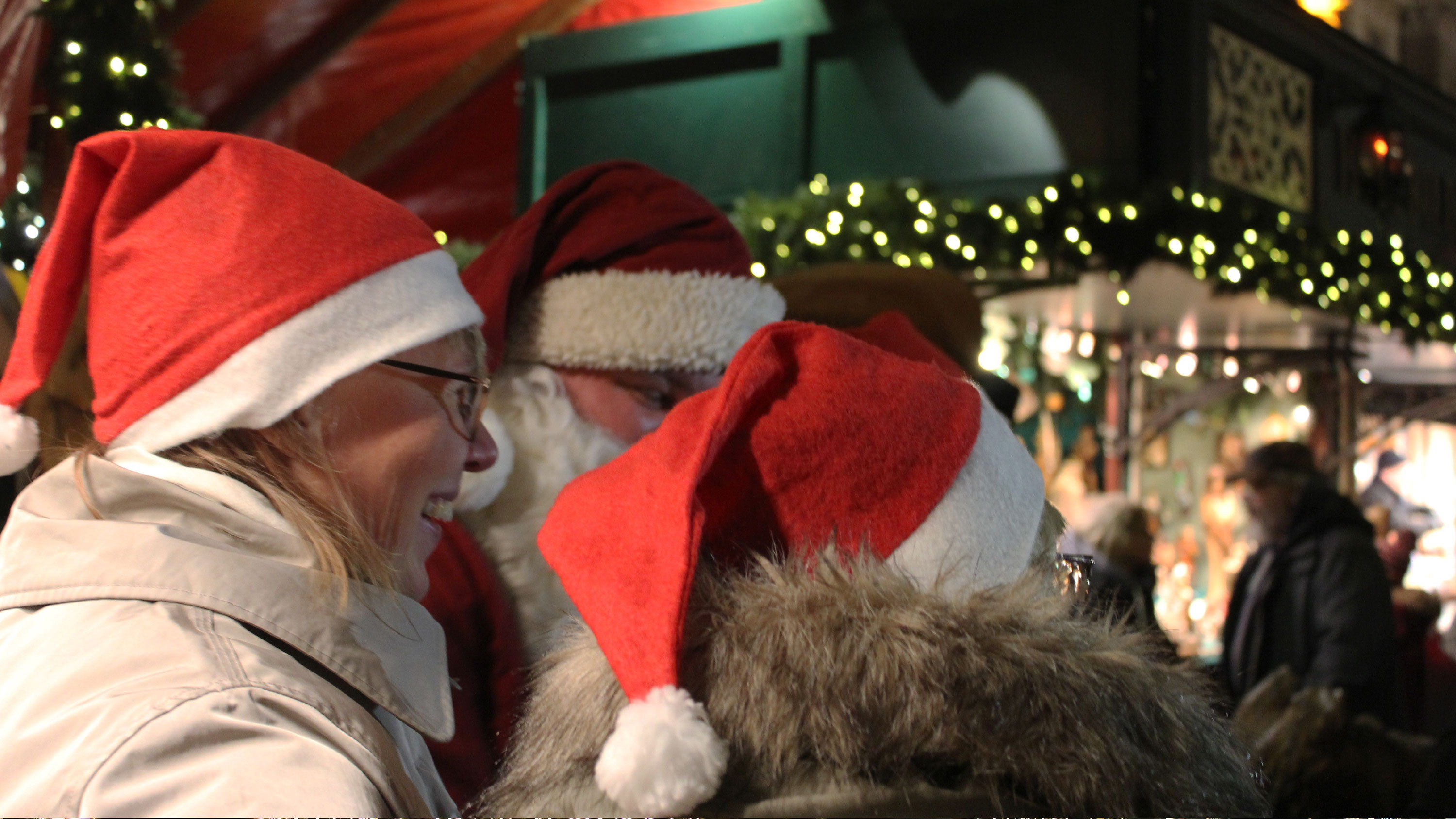 Frauen mit Weihnachtsmützen