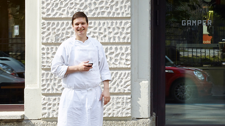 Koch Marius Frehner vor seinem Restaurant Gamper in Zürich