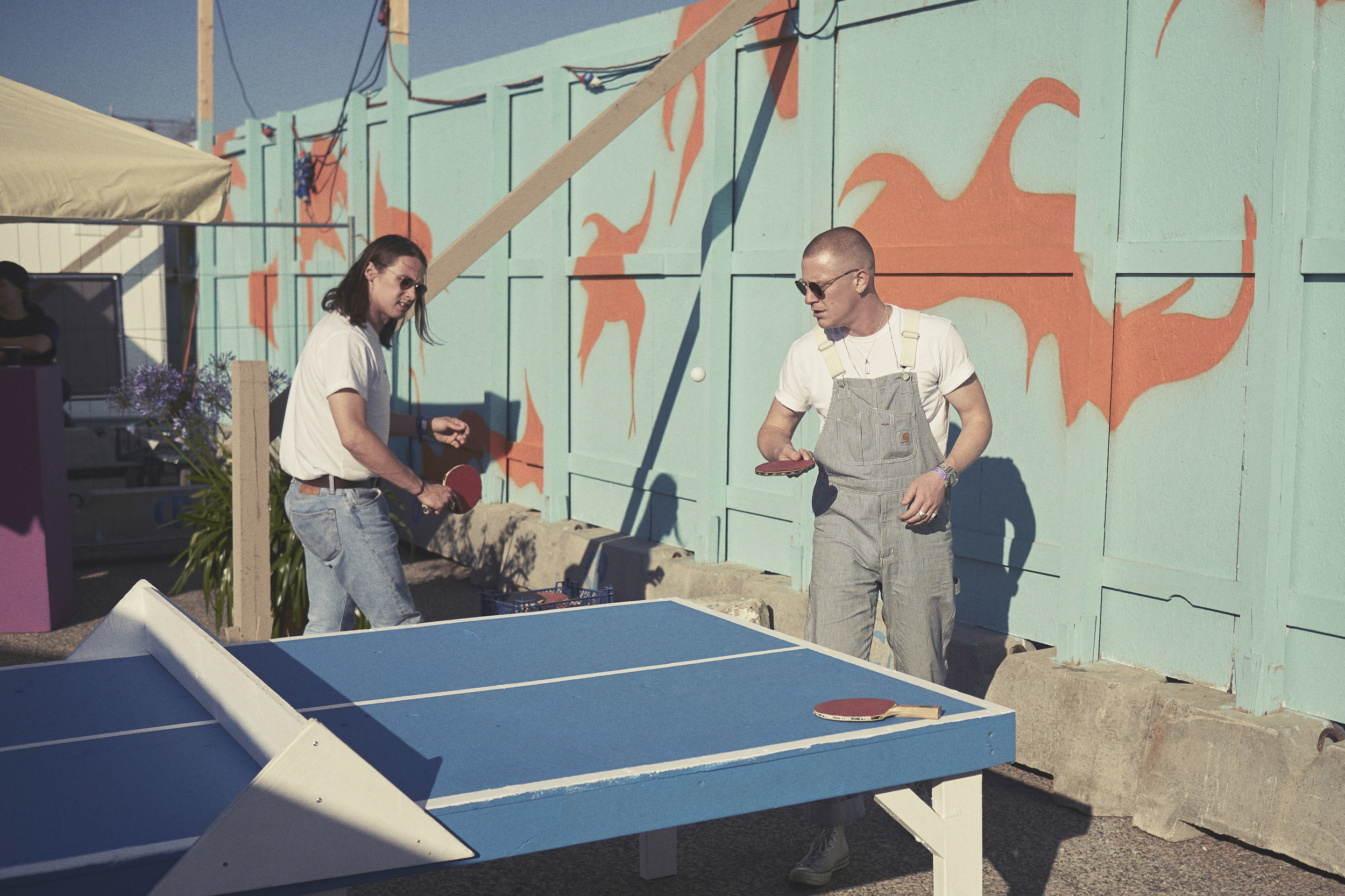 Jungle spiller bordtennis i Tisvilde